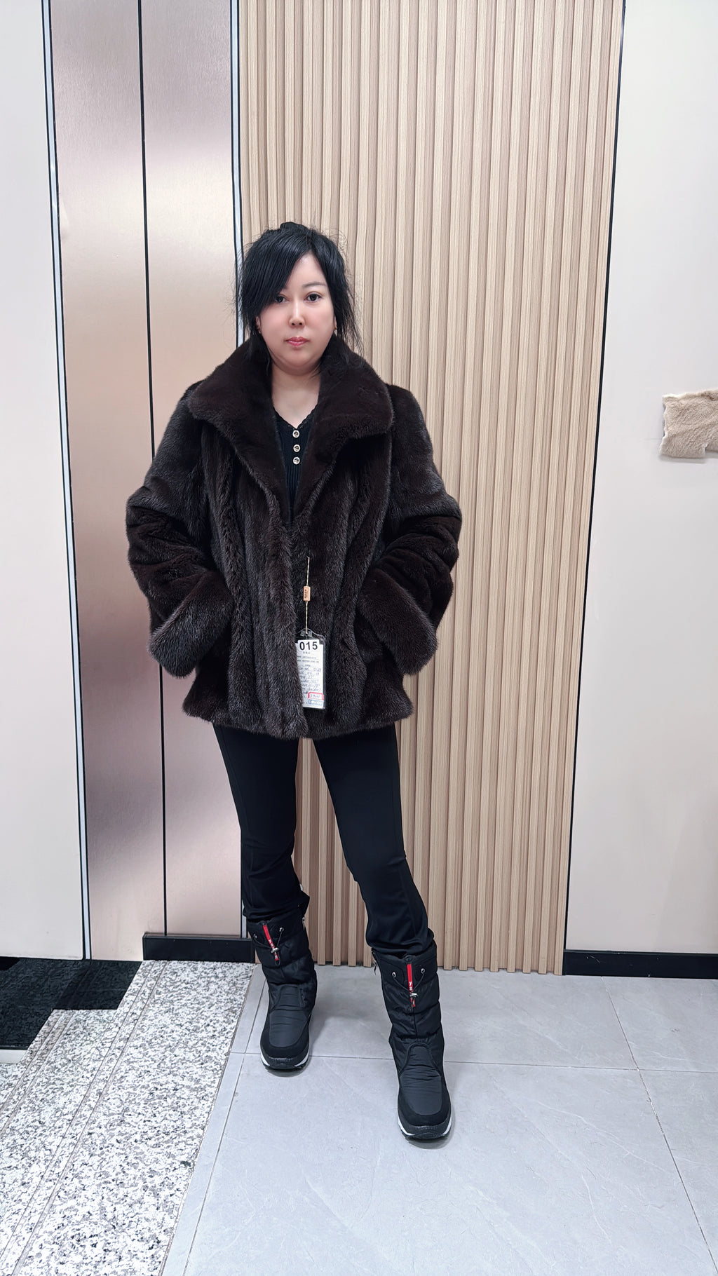 No. 015 Brown mink coat with lapels and turn-up cuffs