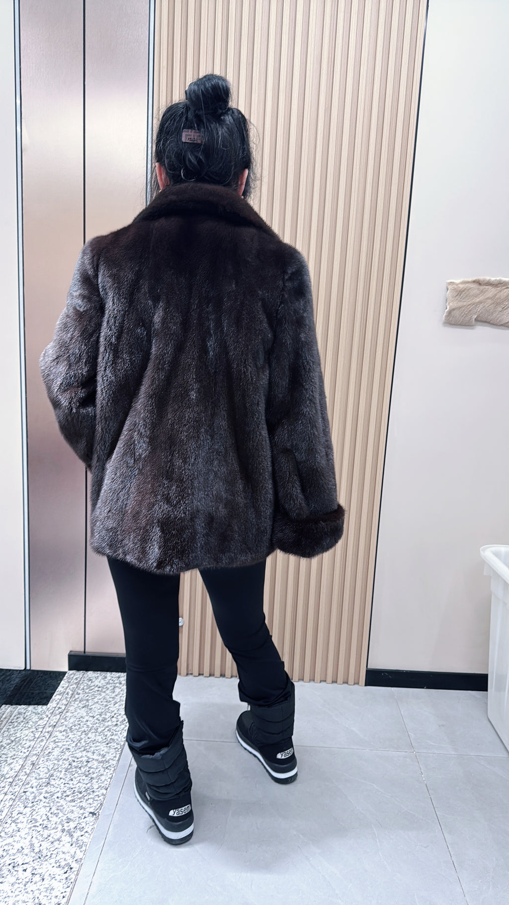 No. 015 Brown mink coat with lapels and turn-up cuffs