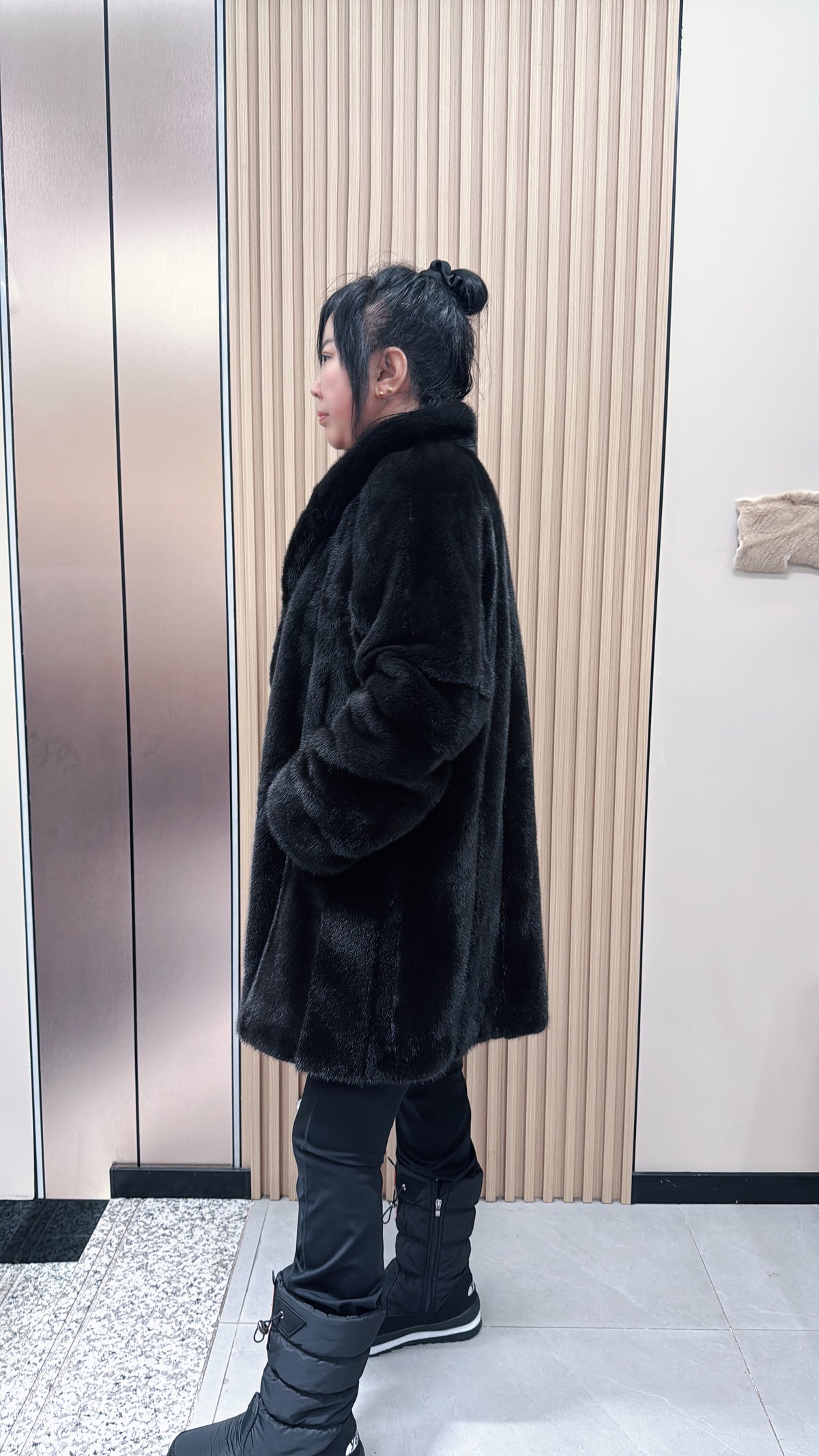 No. 071 Dark brown mink fur coat featuring a shawl collar design.