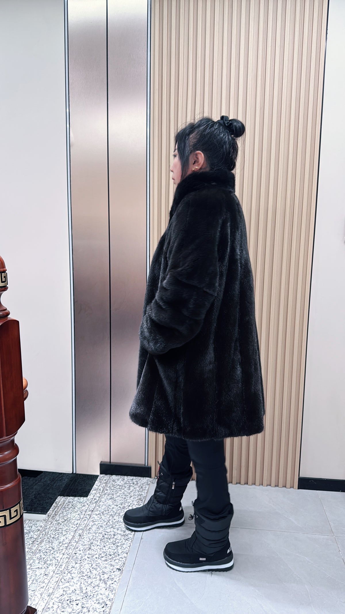 No. 071 Dark brown mink fur coat featuring a shawl collar design.