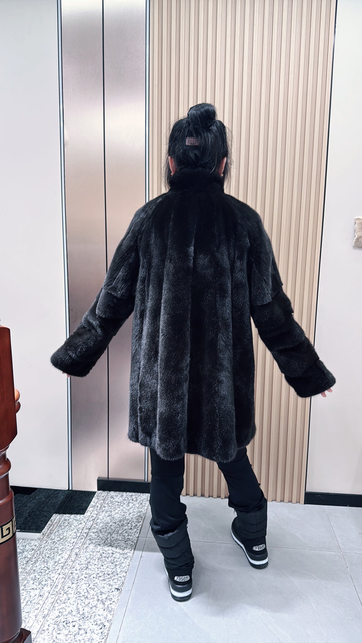 No. 071 Dark brown mink fur coat featuring a shawl collar design.