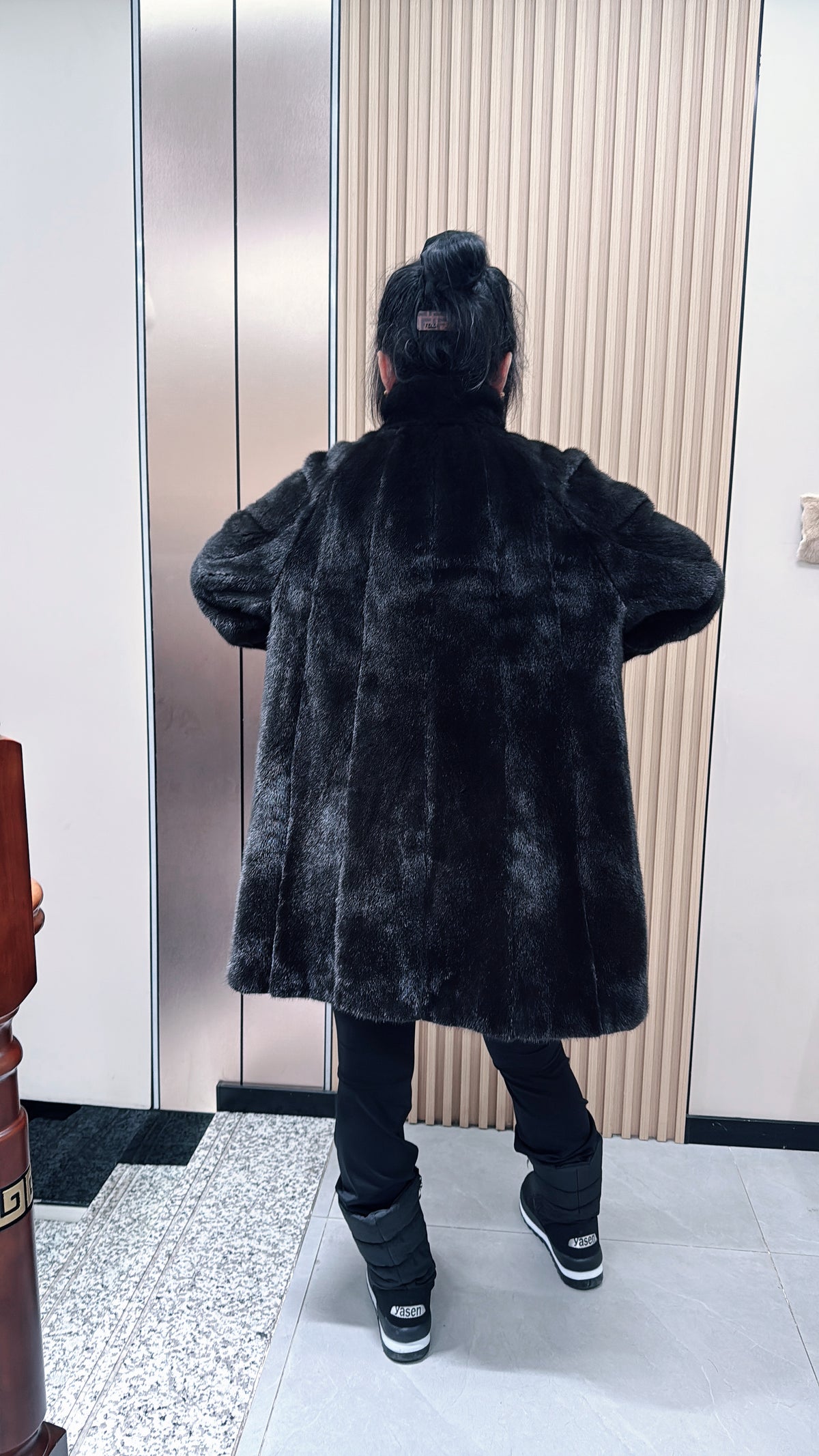 No. 071 Dark brown mink fur coat featuring a shawl collar design.