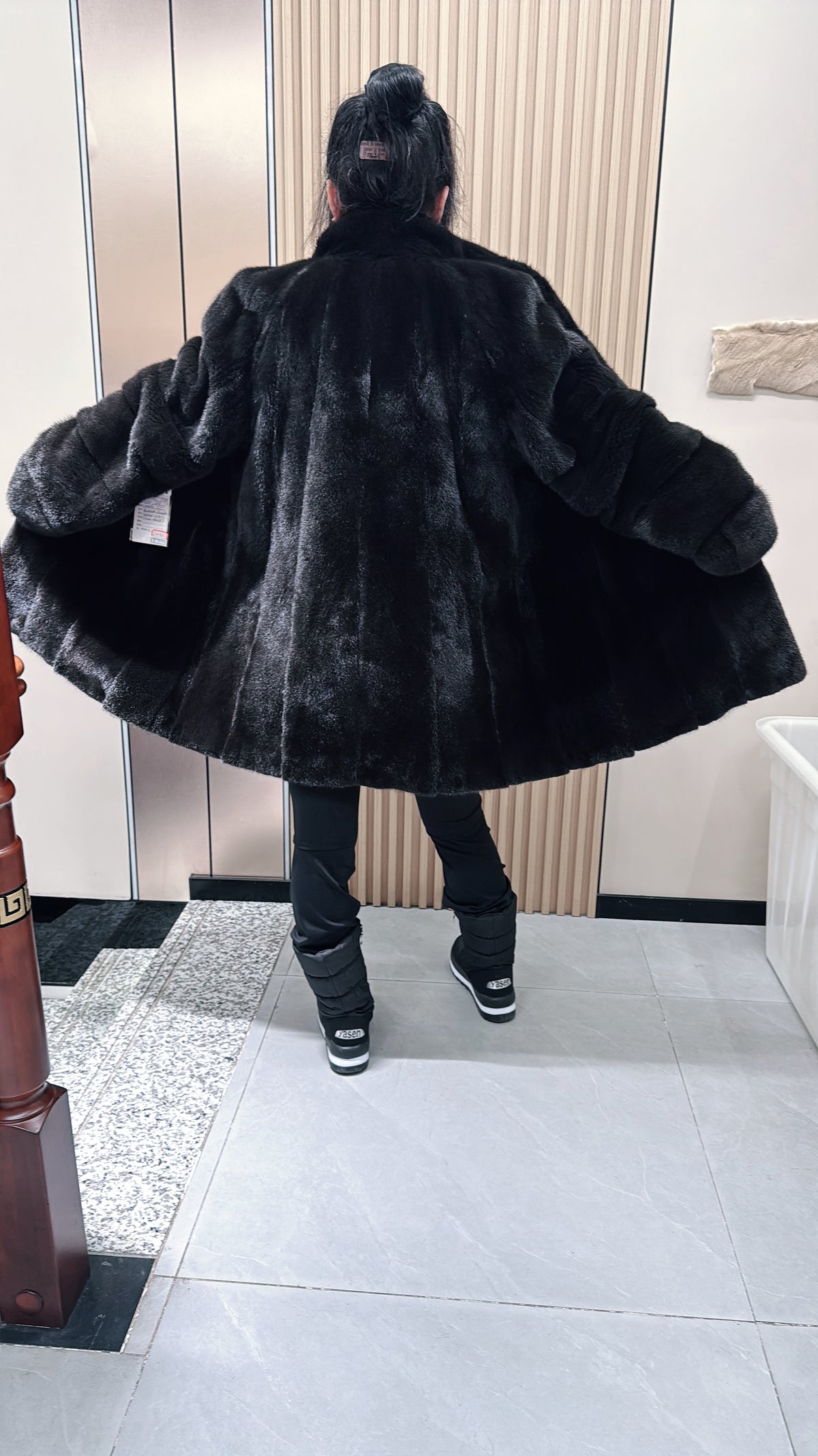 No. 071 Dark brown mink fur coat featuring a shawl collar design.