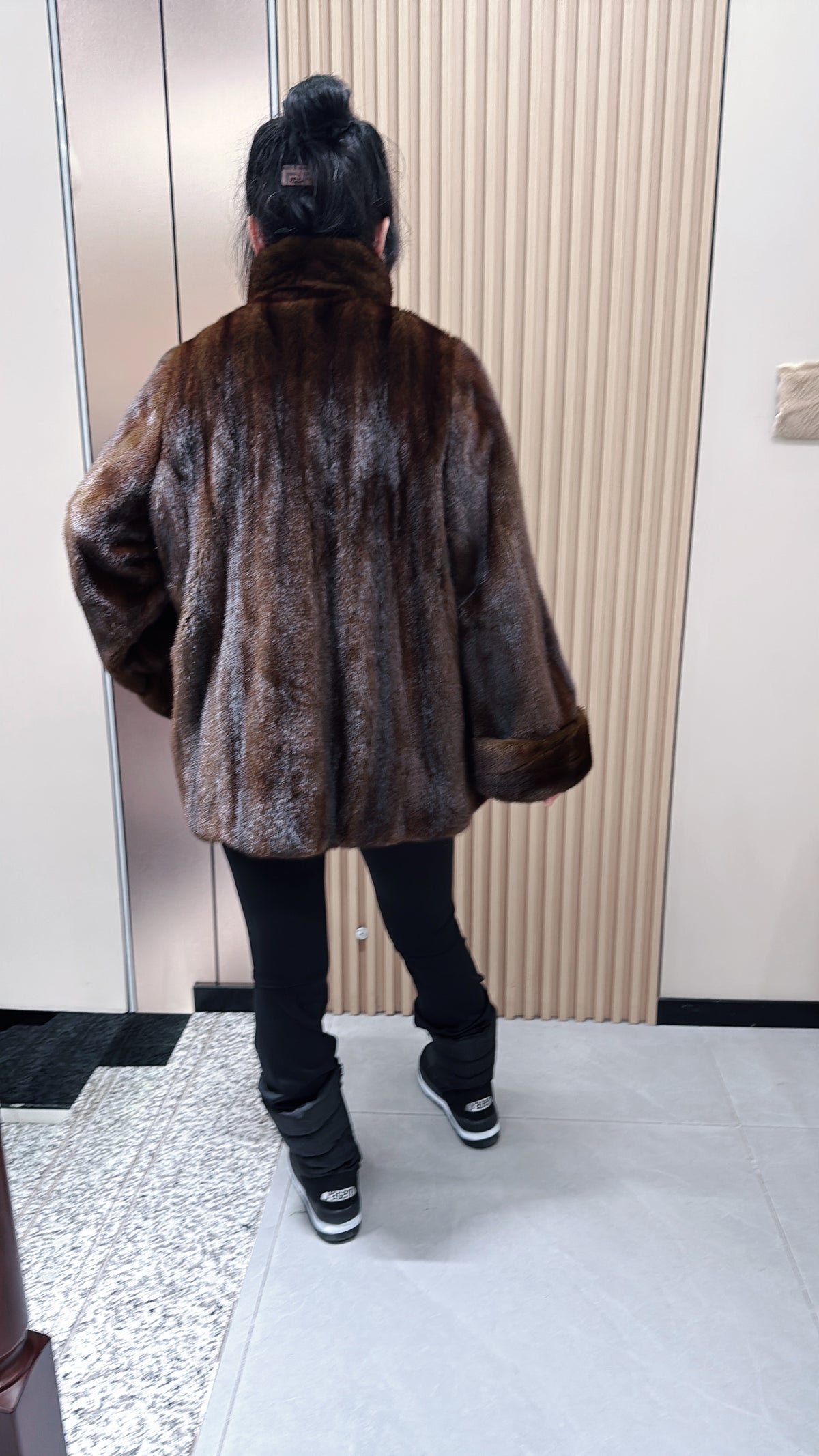 No. 070 Turquoise mink fur coat featuring a stand-up collar and turn-up cuffs.