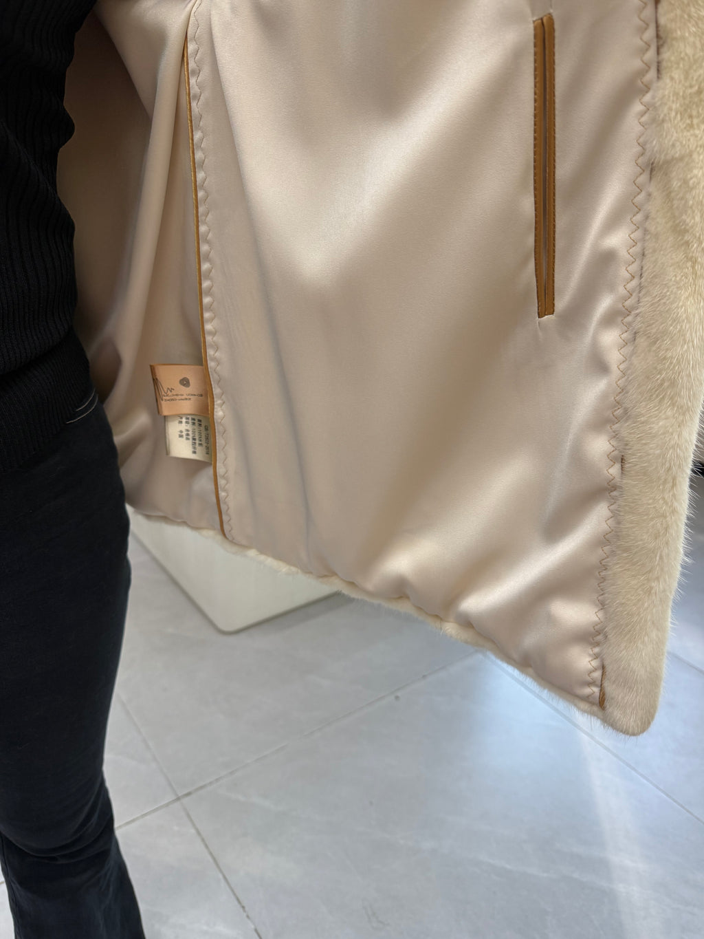 No. 080 Off-white V-neck mink fur coat