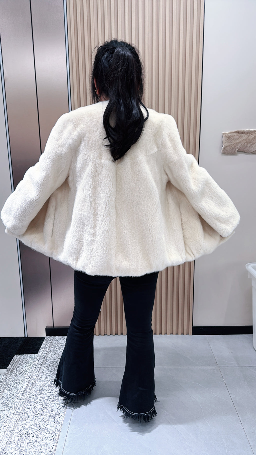 No. 080 Off-white V-neck mink fur coat