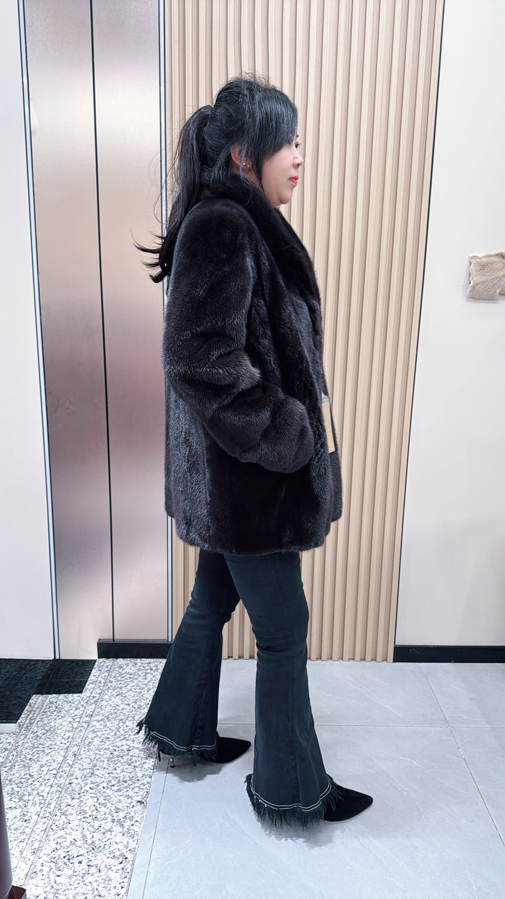 No. 077 Dark brown mink fur coat with convertible stand/fold-down collar.