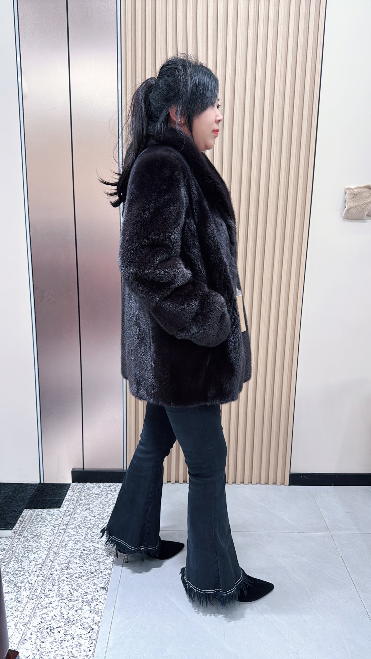 No. 077 Dark brown mink fur coat with convertible stand/fold-down collar.