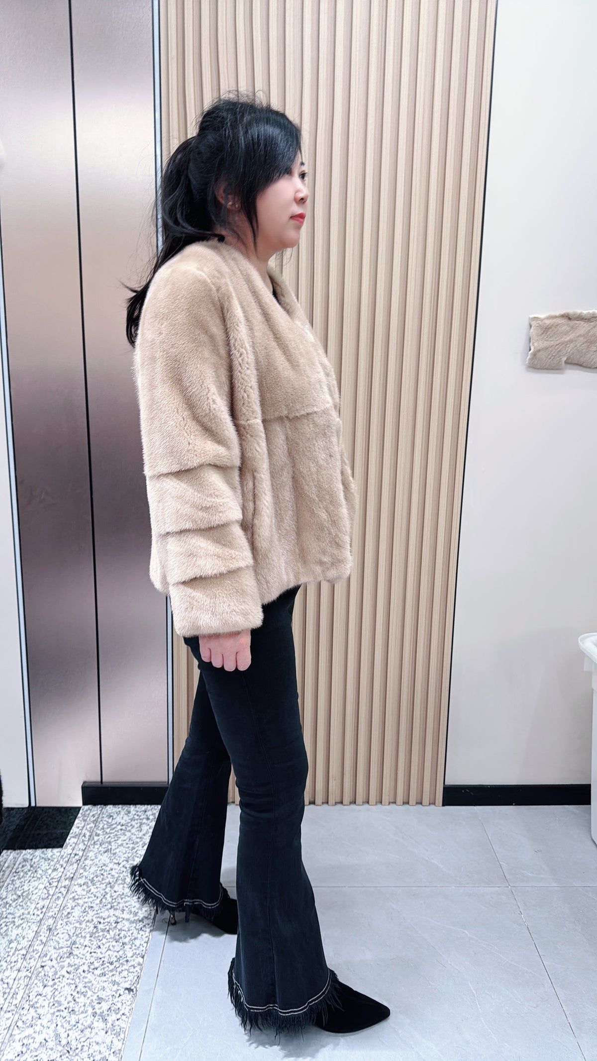 No. 074 Camel-colored collarless mink fur coat