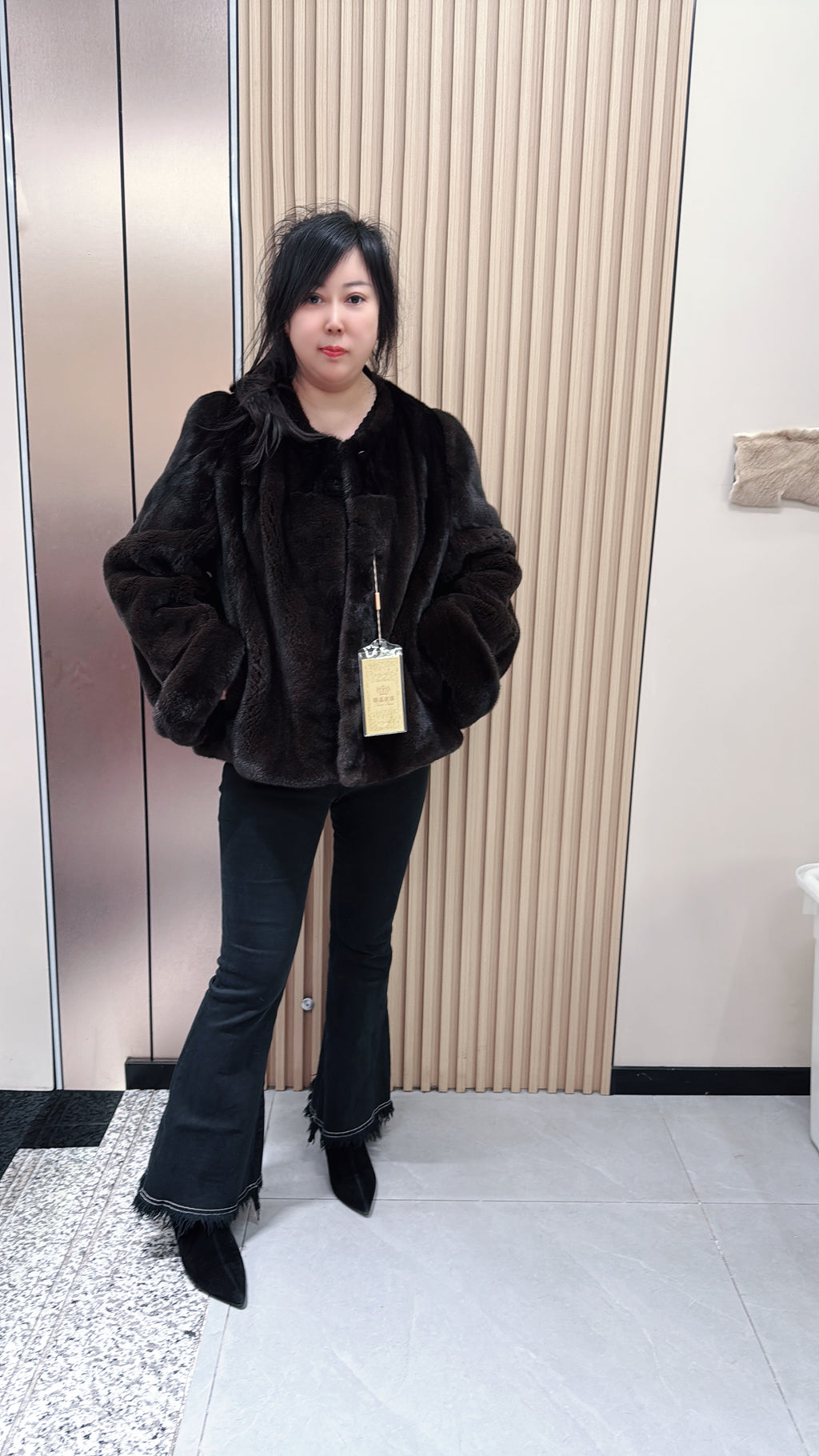 No. 073 Dark brown mink fur coat featuring a collarless design and turn-back cuffs.