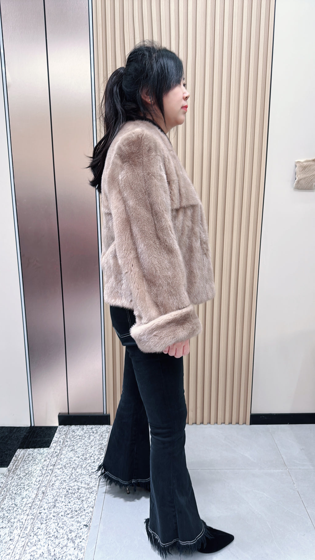 No. 090 Beige V-neck mink fur coat with turn-back cuffs.