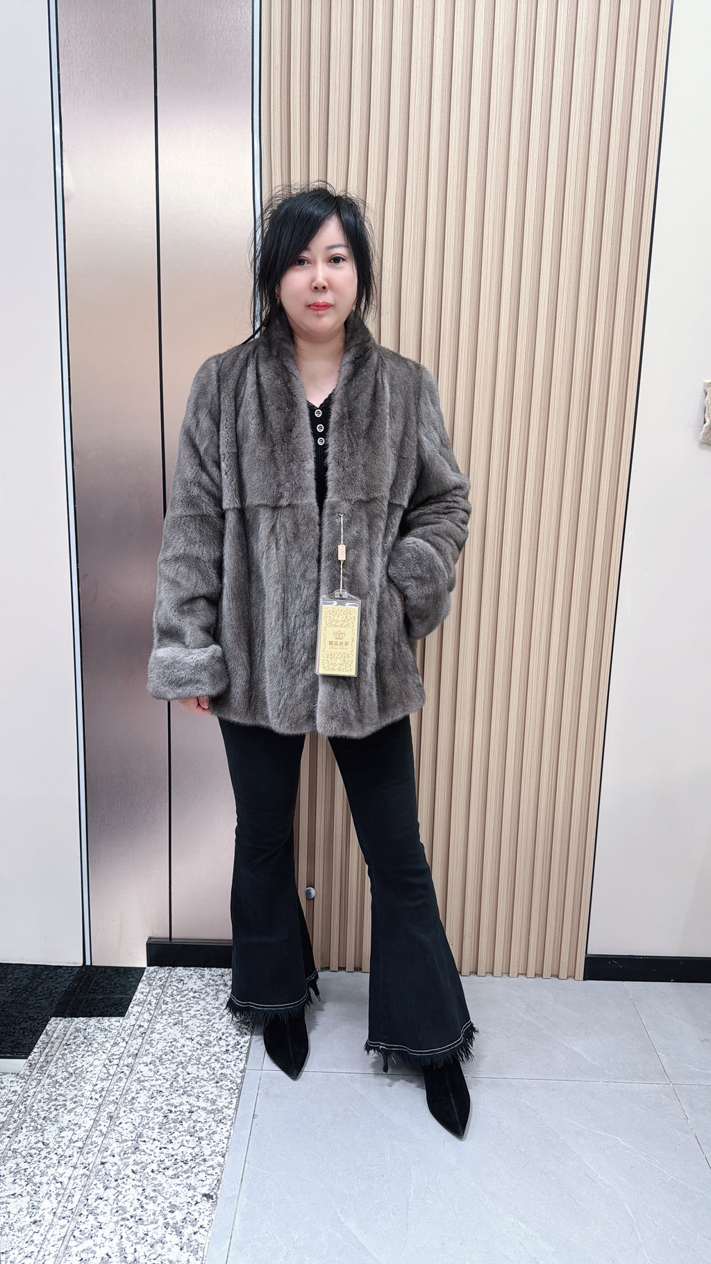 No. 085 Iron-grey V-neck mink fur coat featuring a folded-cuff design.