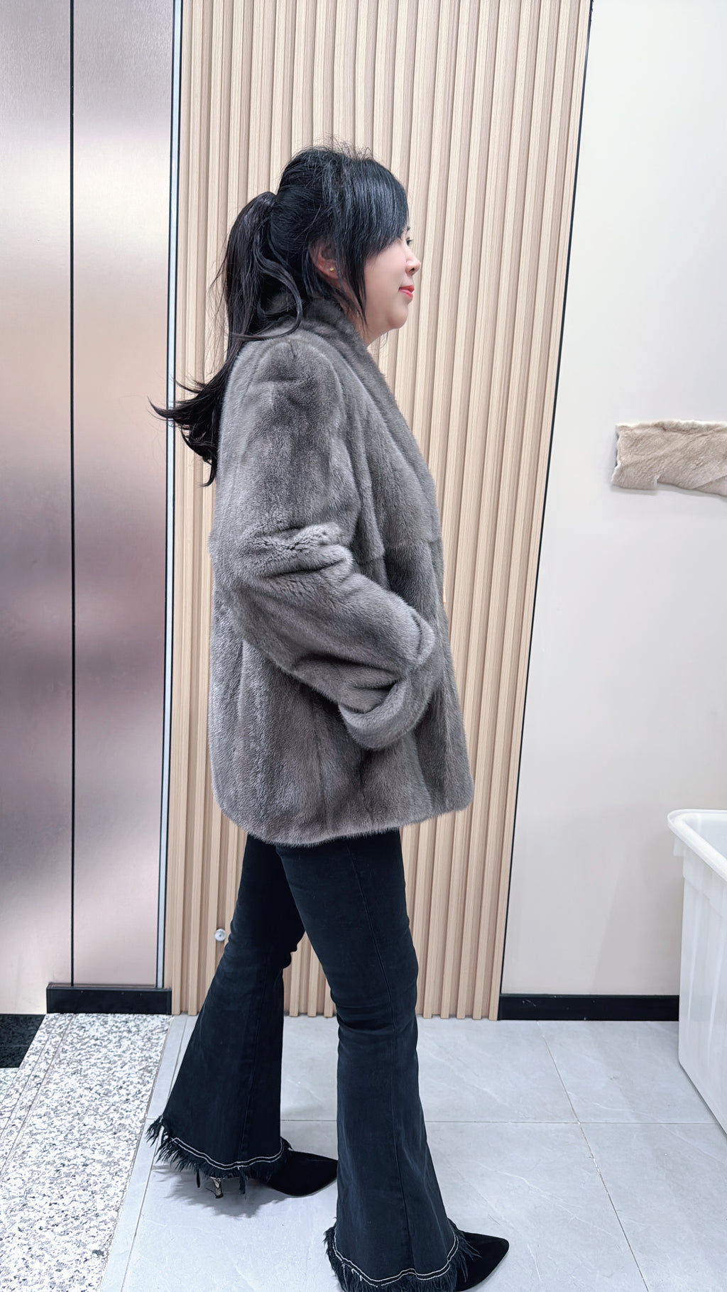 No. 085 Iron-grey V-neck mink fur coat featuring a folded-cuff design.