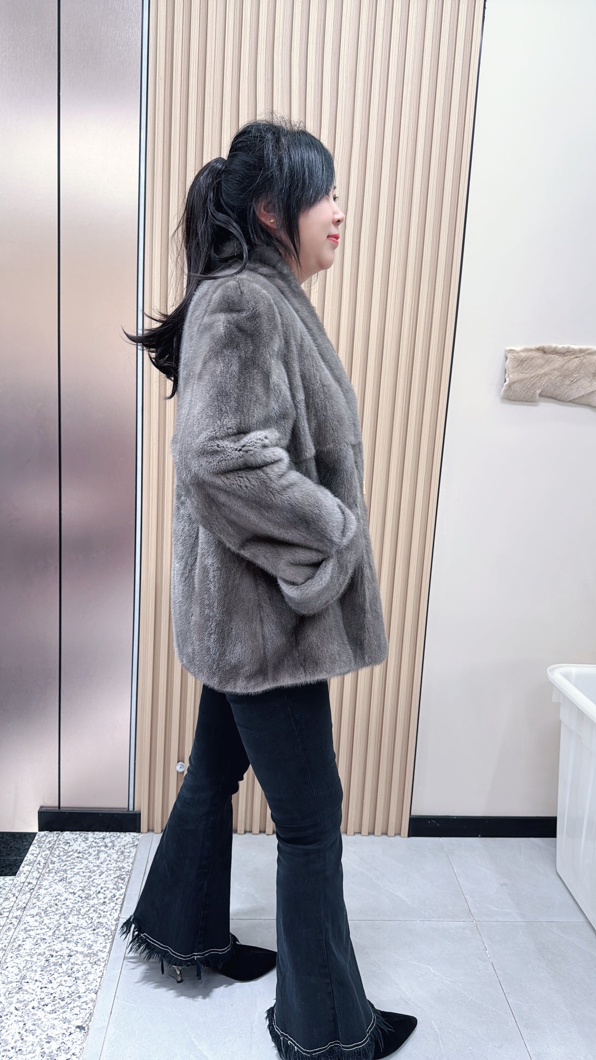 No. 085 Iron-grey V-neck mink fur coat featuring a folded-cuff design.