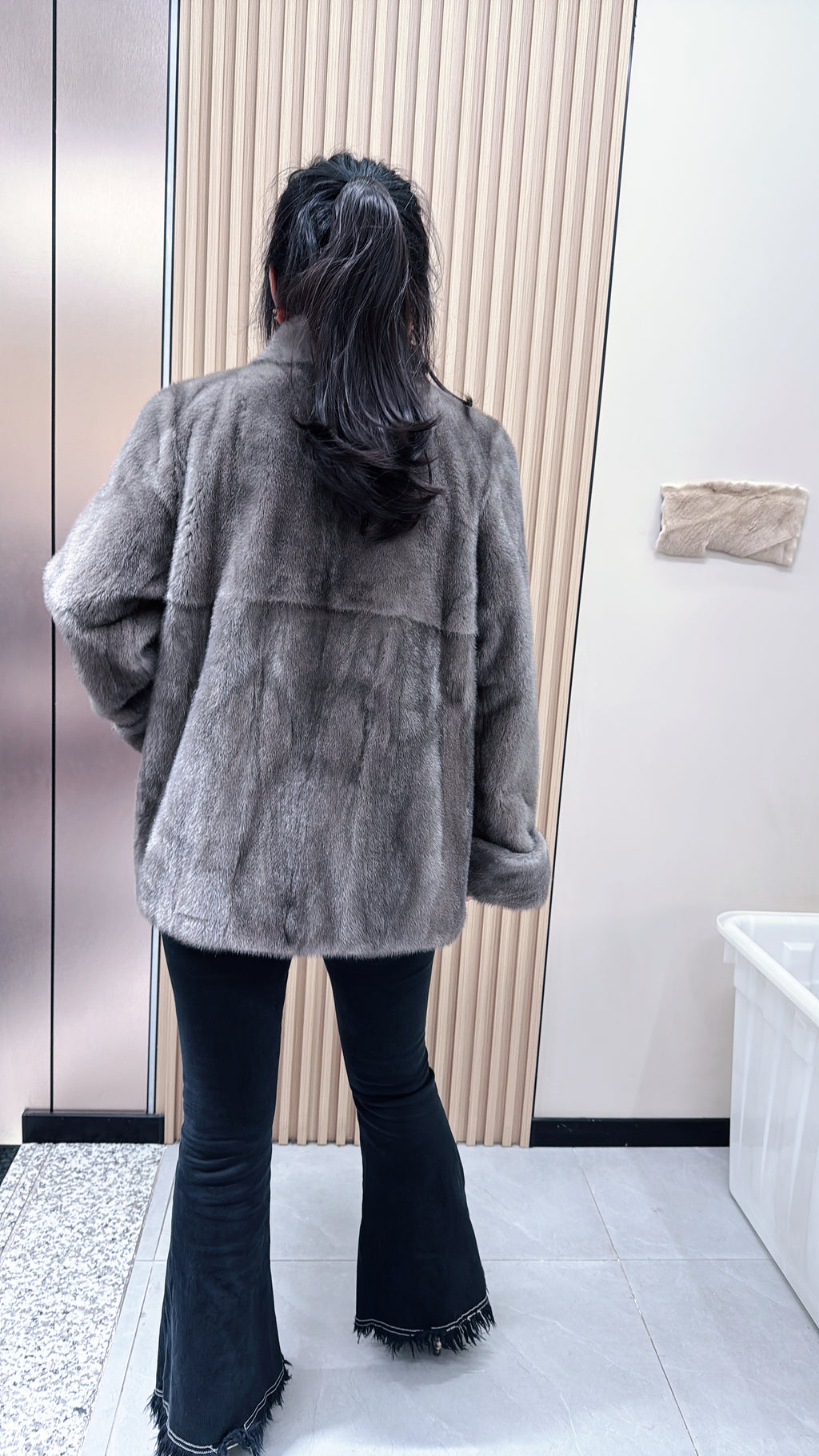 No. 085 Iron-grey V-neck mink fur coat featuring a folded-cuff design.