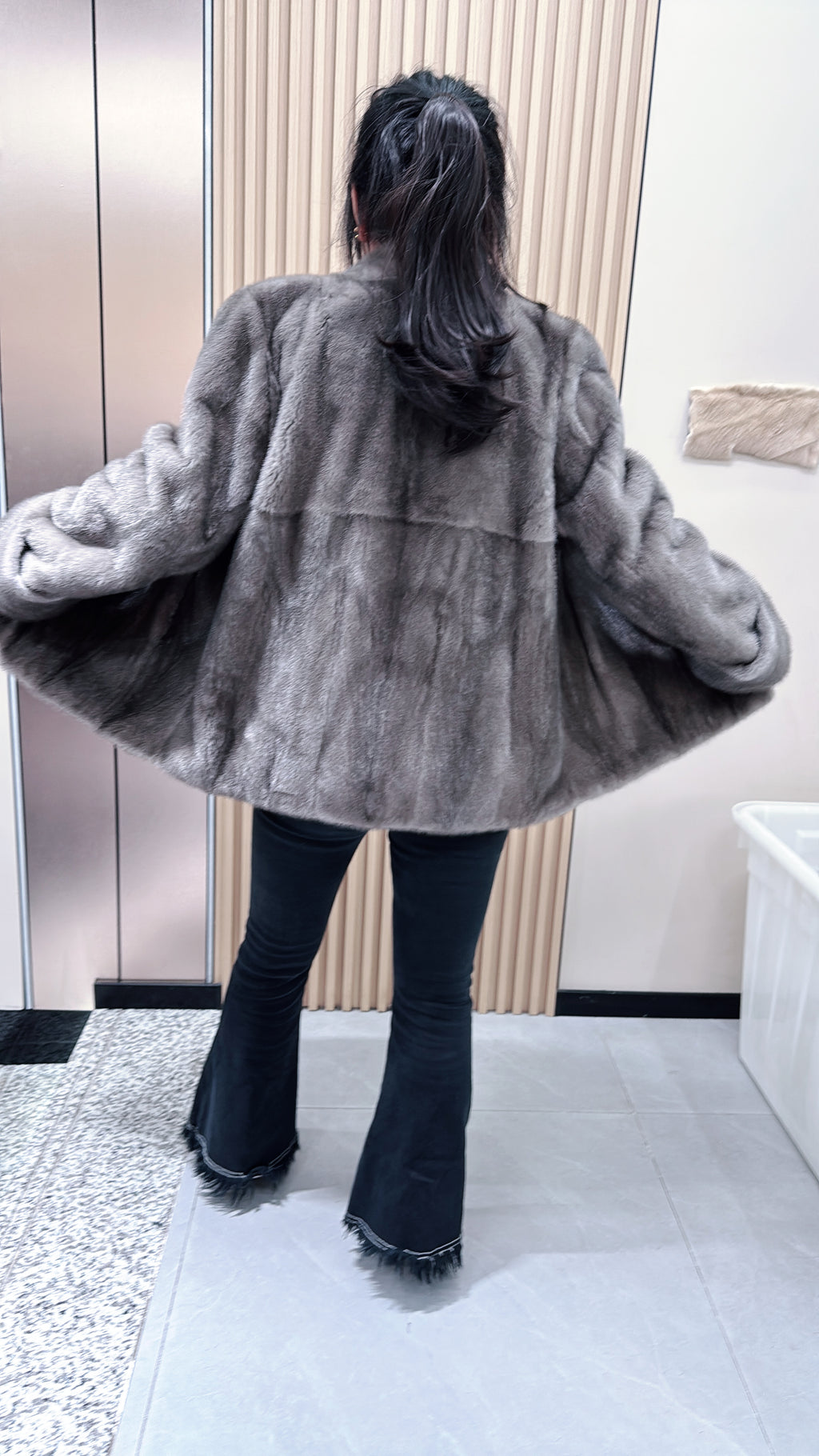 No. 085 Iron-grey V-neck mink fur coat featuring a folded-cuff design.