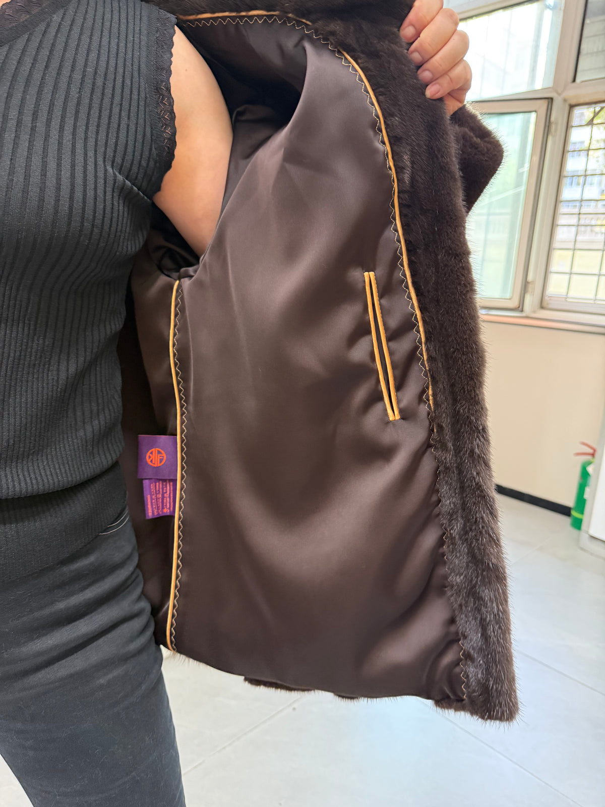 No. 084 Dark brown mink fur coat featuring a stand-up collar.