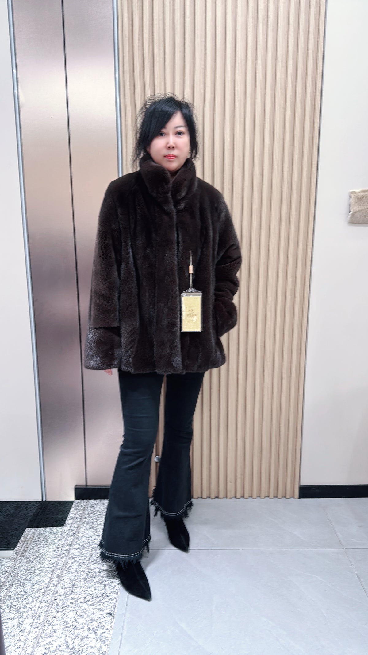 No. 084 Dark brown mink fur coat featuring a stand-up collar.