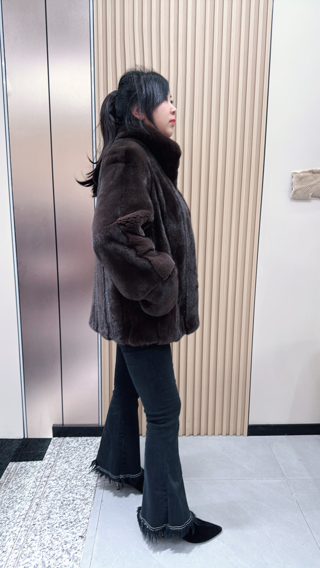 No. 084 Dark brown mink fur coat featuring a stand-up collar.