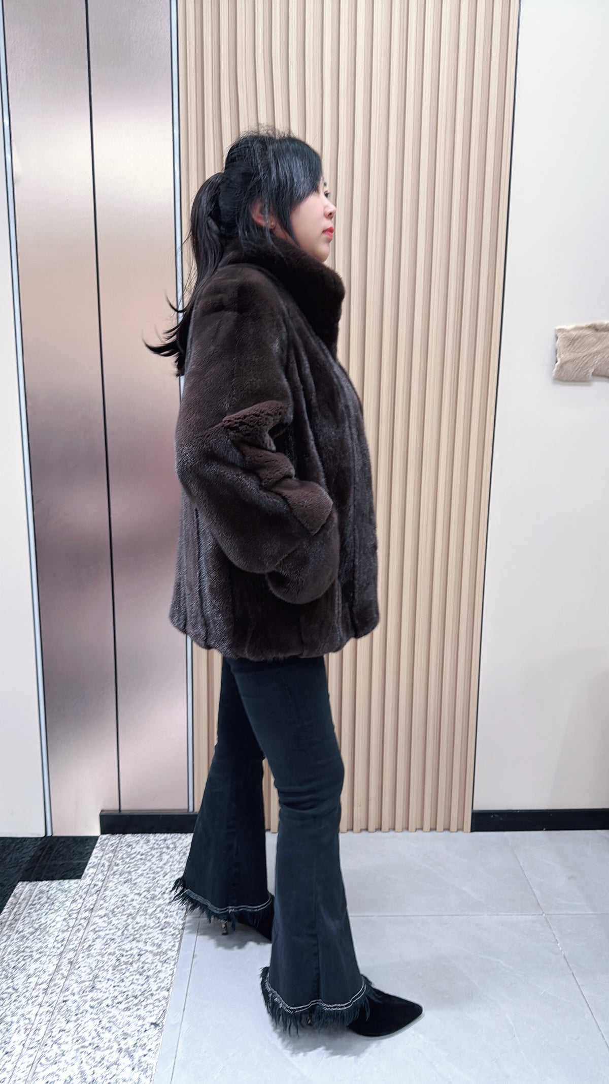 No. 084 Dark brown mink fur coat featuring a stand-up collar.