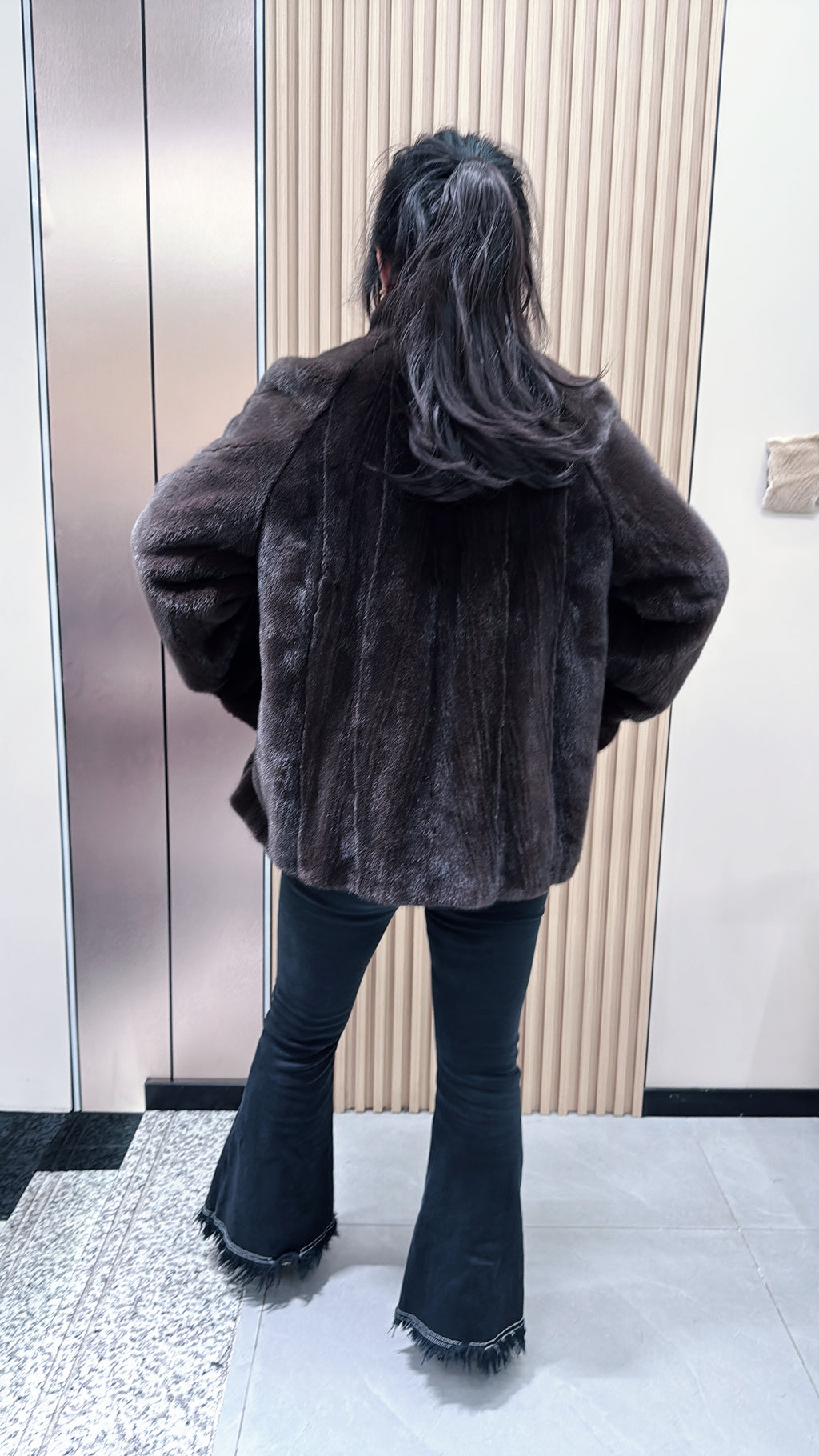 No. 084 Dark brown mink fur coat featuring a stand-up collar.