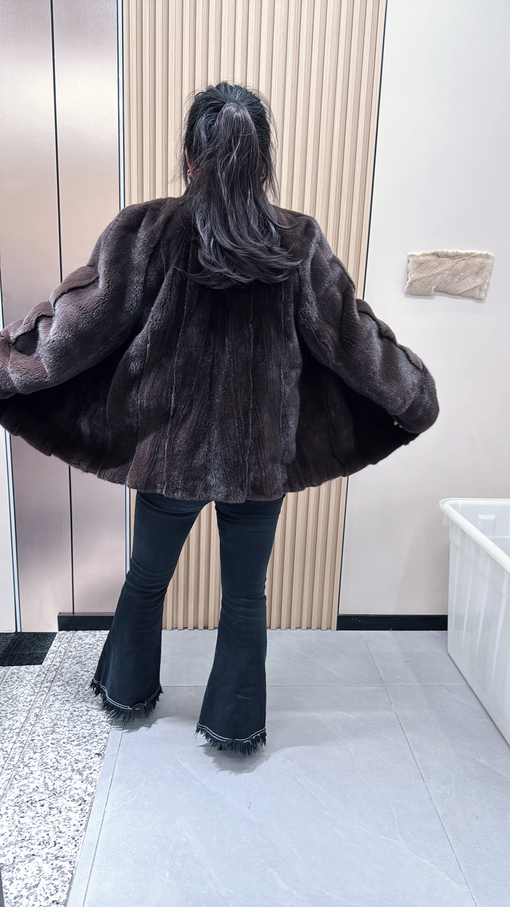 No. 084 Dark brown mink fur coat featuring a stand-up collar.