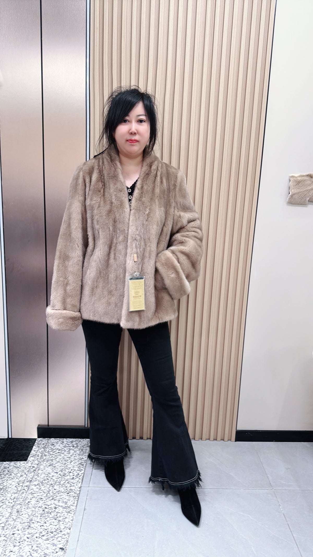 No. 093 Beige V-neck mink fur coat with turn-up cuffs.