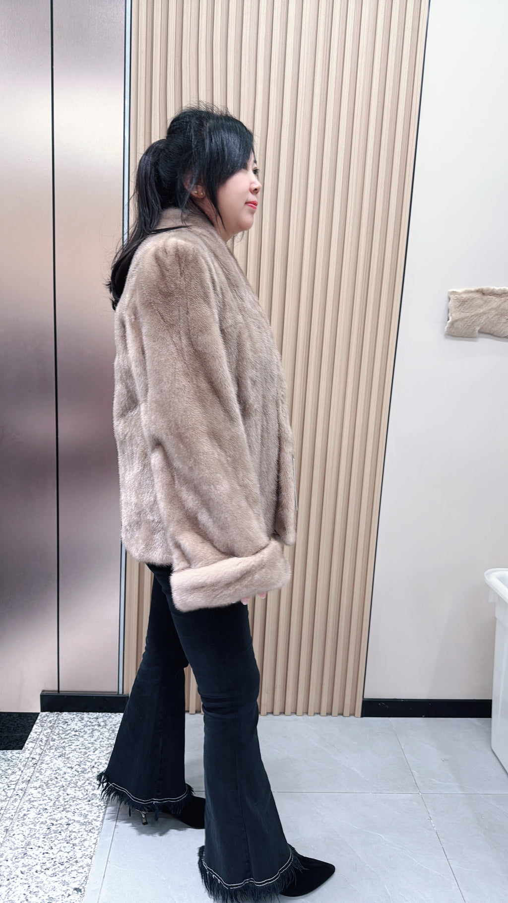 No. 093 Beige V-neck mink fur coat with turn-up cuffs.