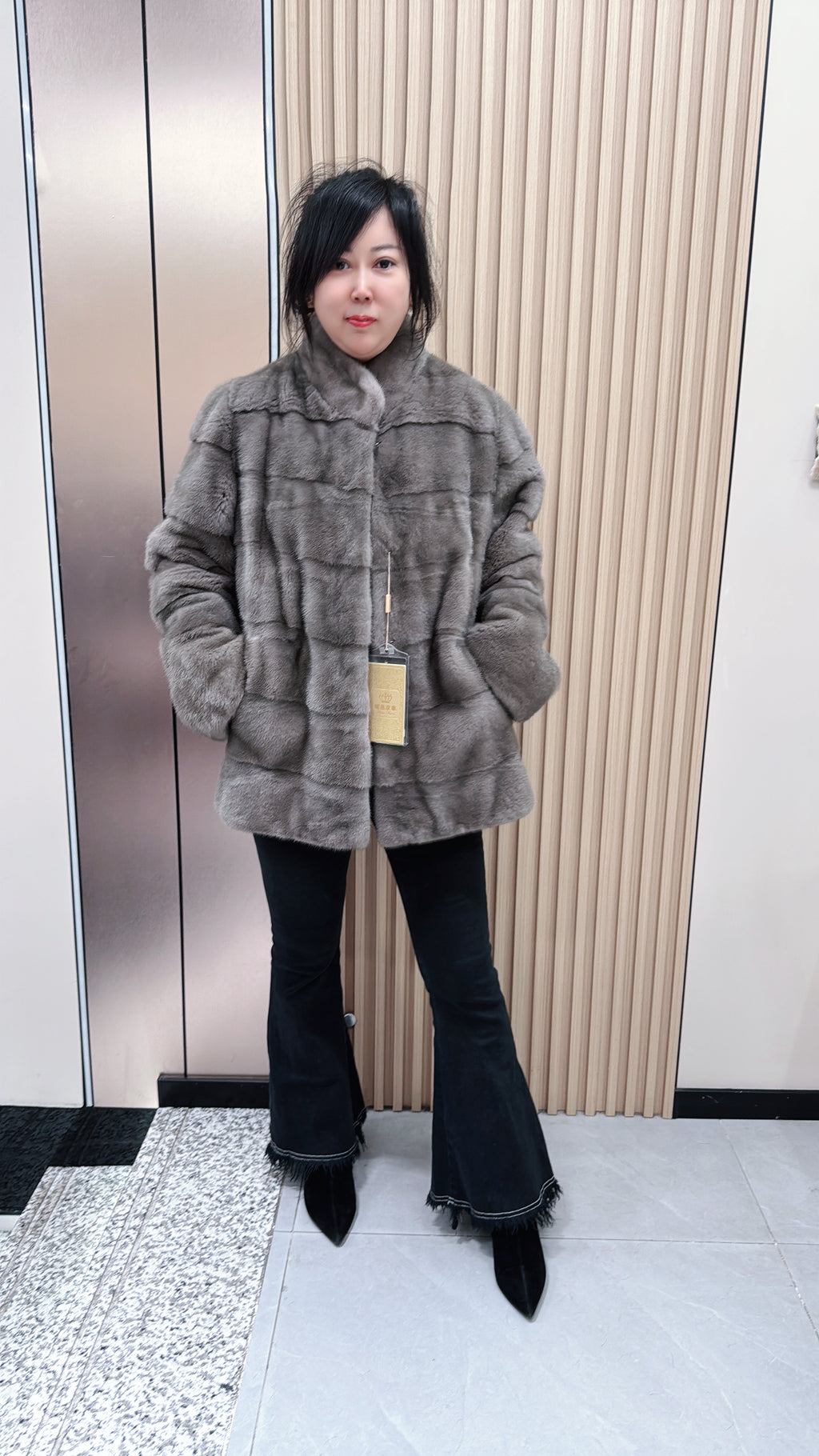 No. 083 Iron-grey mink fur coat featuring a stand-up collar and a horizontal texture design.