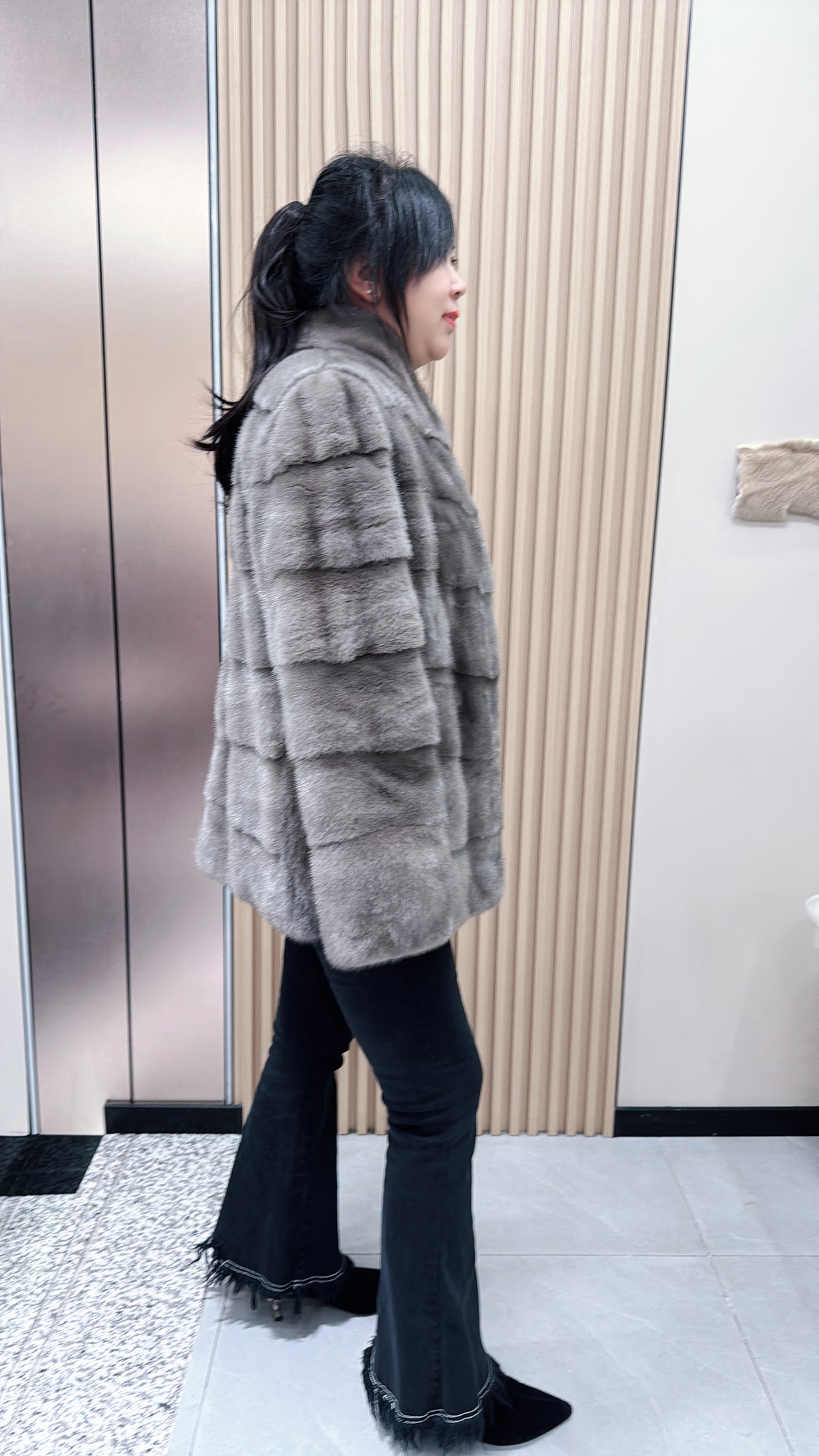 No. 083 Iron-grey mink fur coat featuring a stand-up collar and a horizontal texture design.