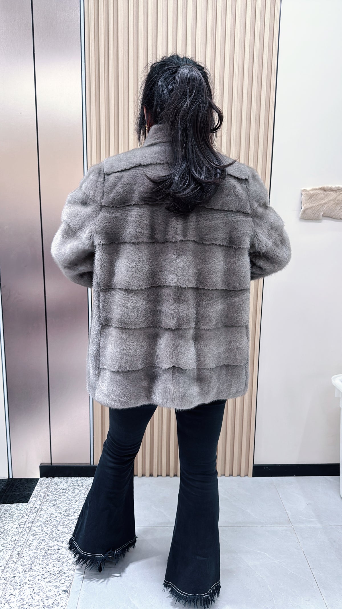 No. 083 Iron-grey mink fur coat featuring a stand-up collar and a horizontal texture design.