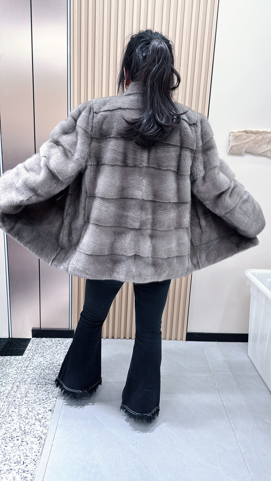 No. 083 Iron-grey mink fur coat featuring a stand-up collar and a horizontal texture design.