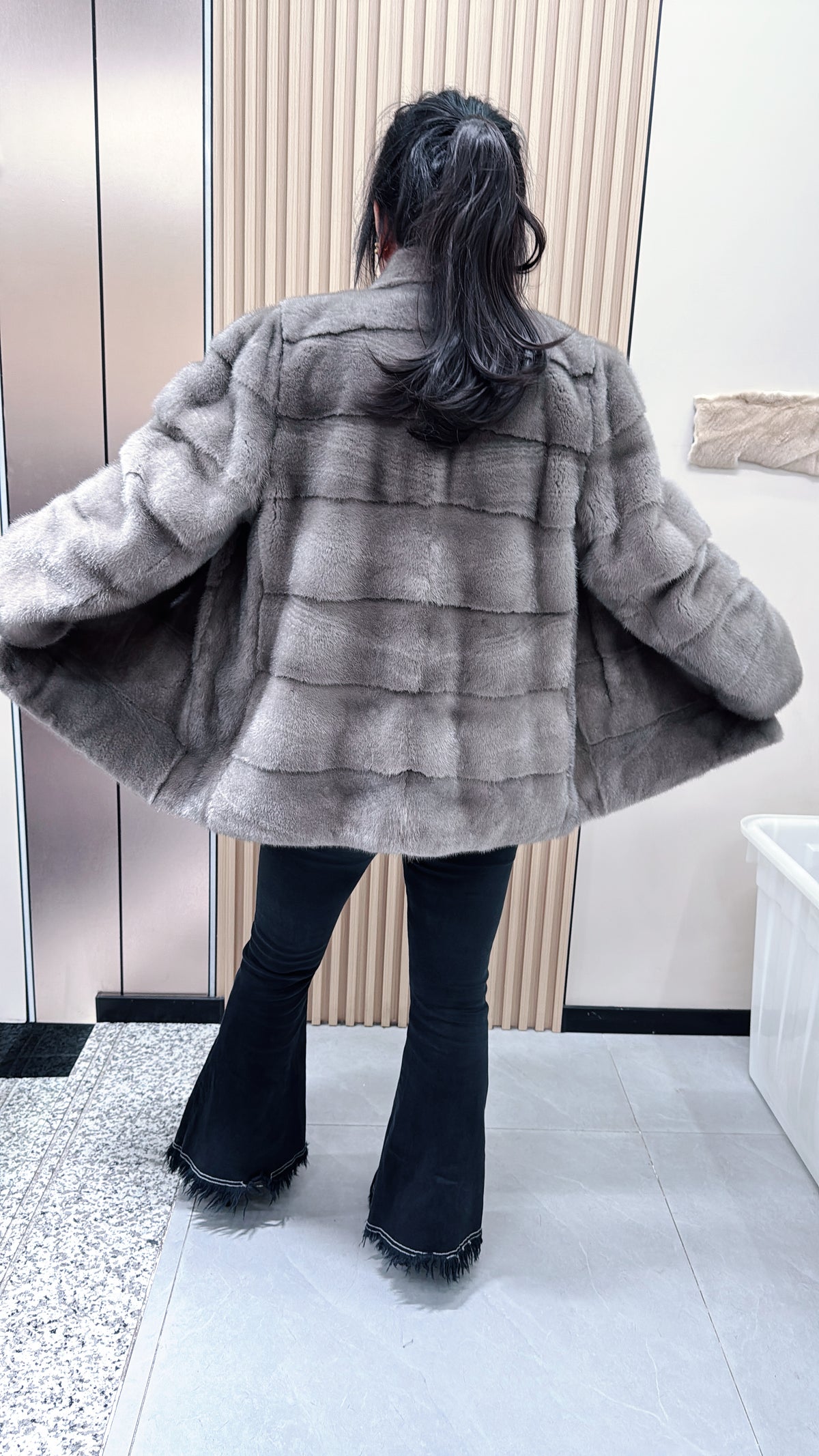 No. 083 Iron-grey mink fur coat featuring a stand-up collar and a horizontal texture design.