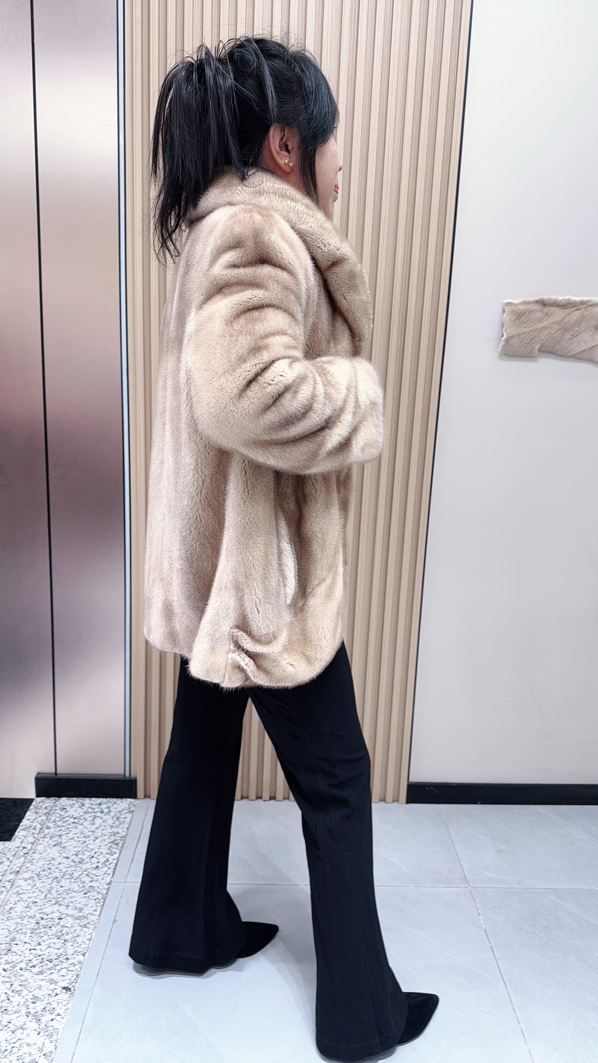 No. 099 Beige mink fur coat featuring a banana collar and a curved hem.