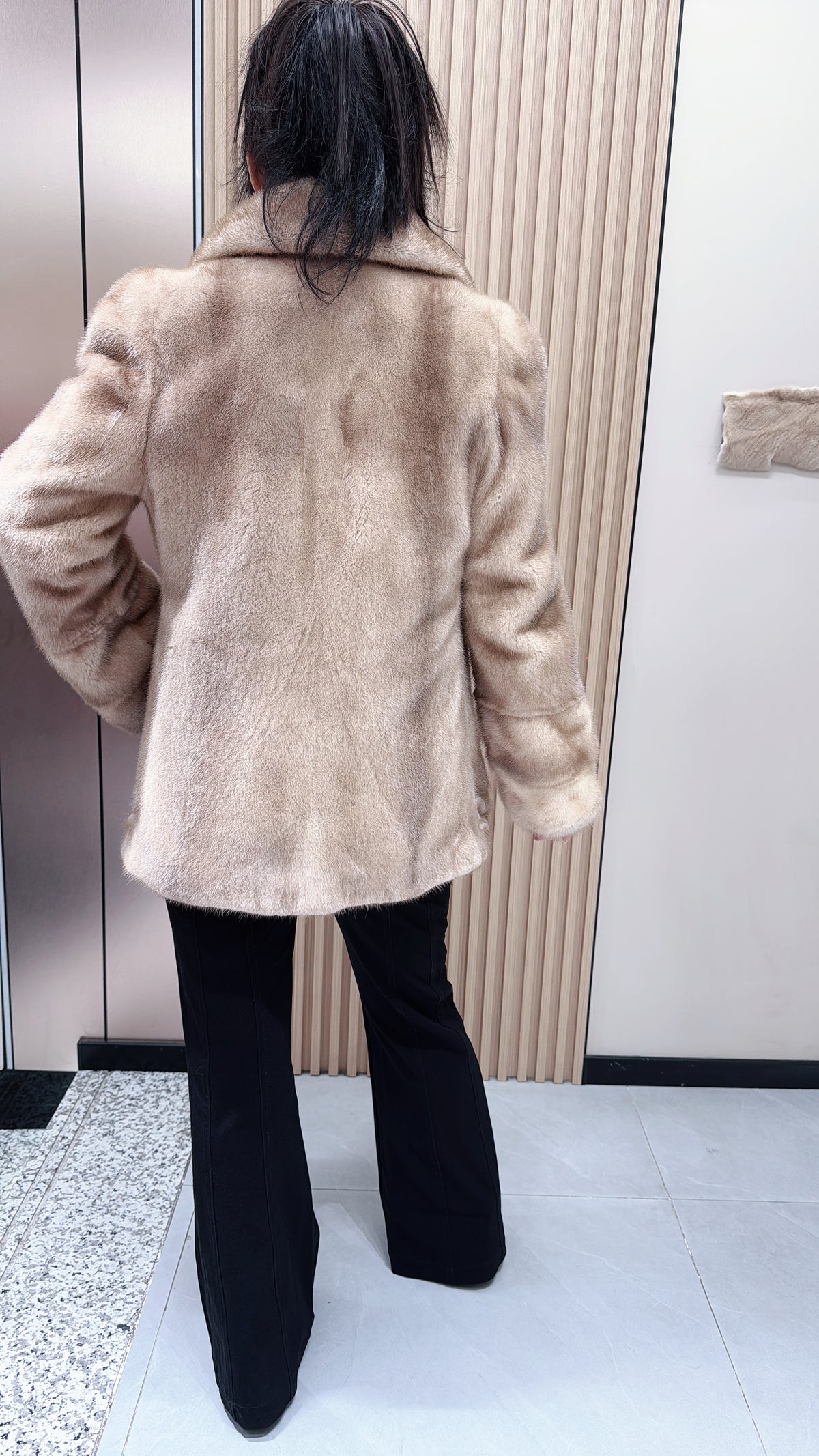 No. 099 Beige mink fur coat featuring a banana collar and a curved hem.
