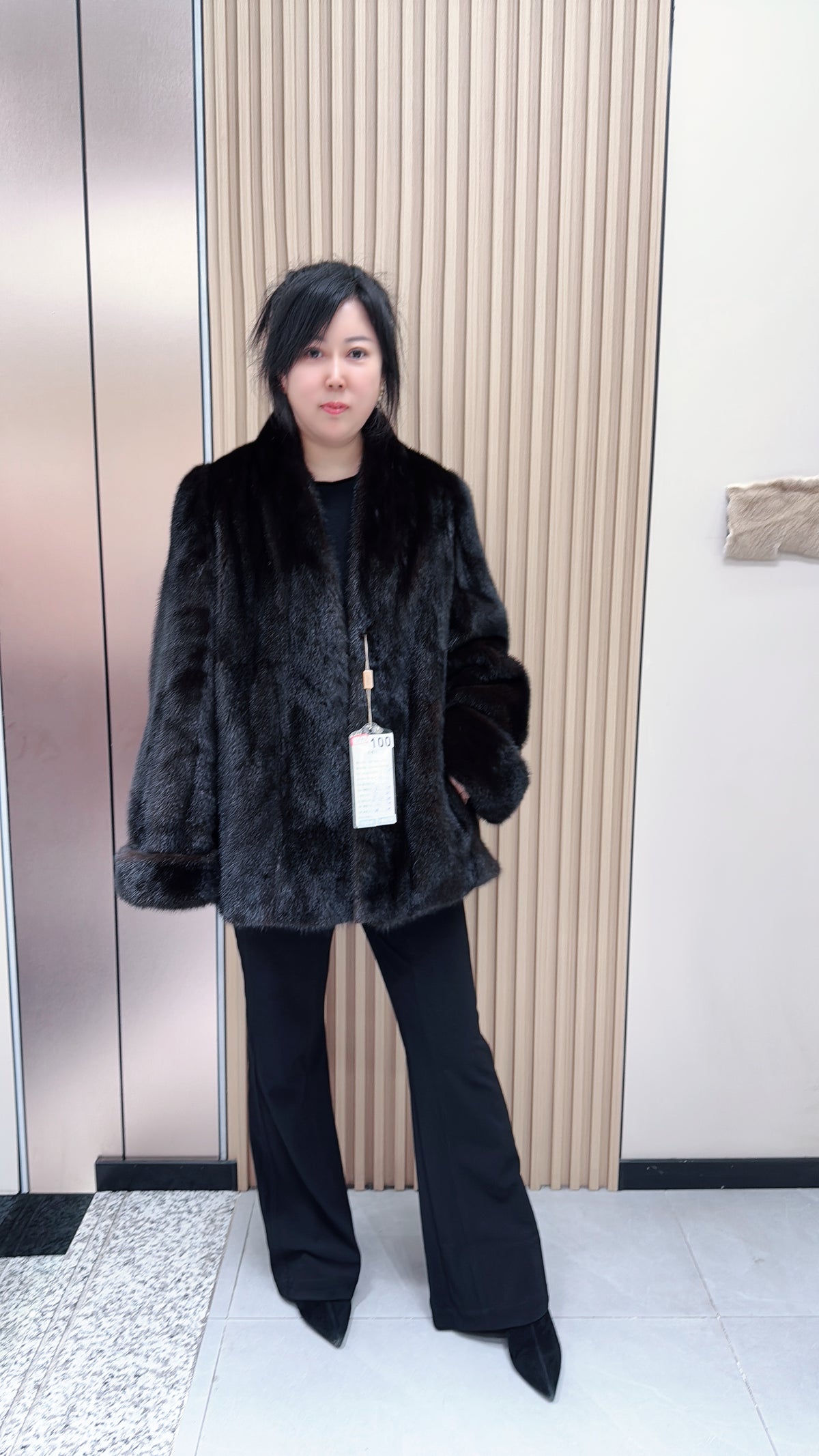 No. 100 “Maillard-style” mink fur coat, featuring a V-neck design and folded cuffs.