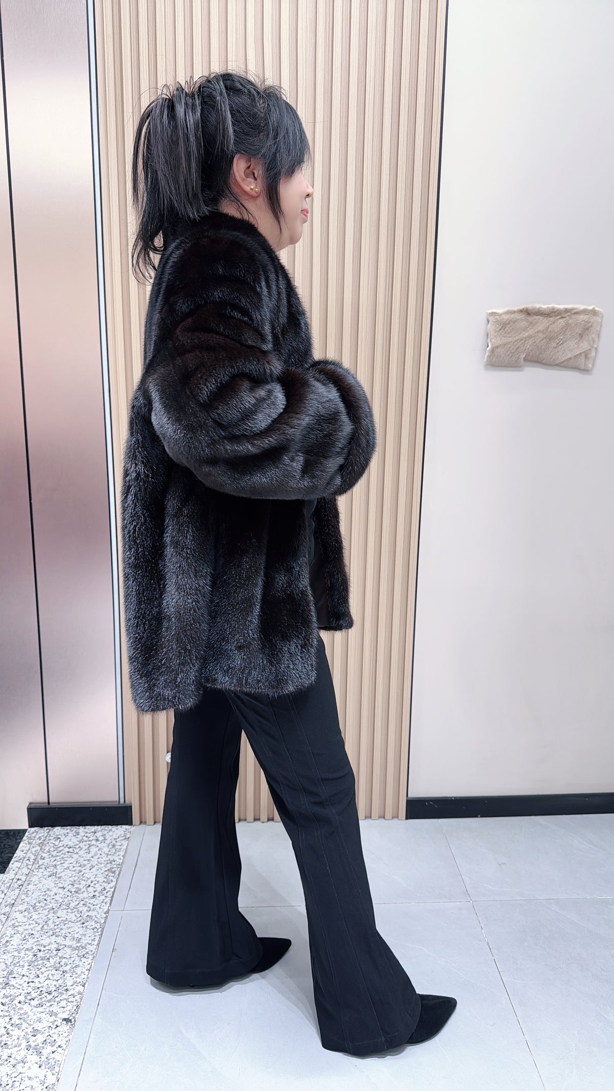 No. 100 “Maillard-style” mink fur coat, featuring a V-neck design and folded cuffs.