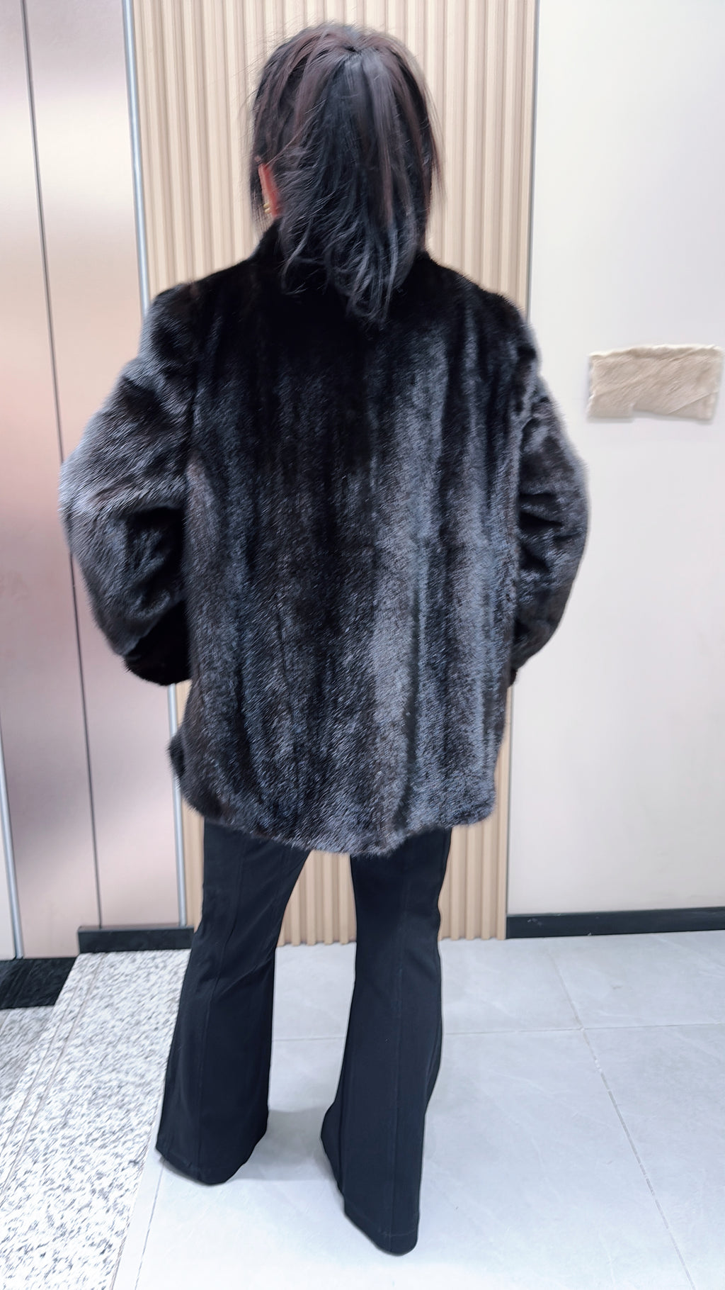 No. 100 “Maillard-style” mink fur coat, featuring a V-neck design and folded cuffs.