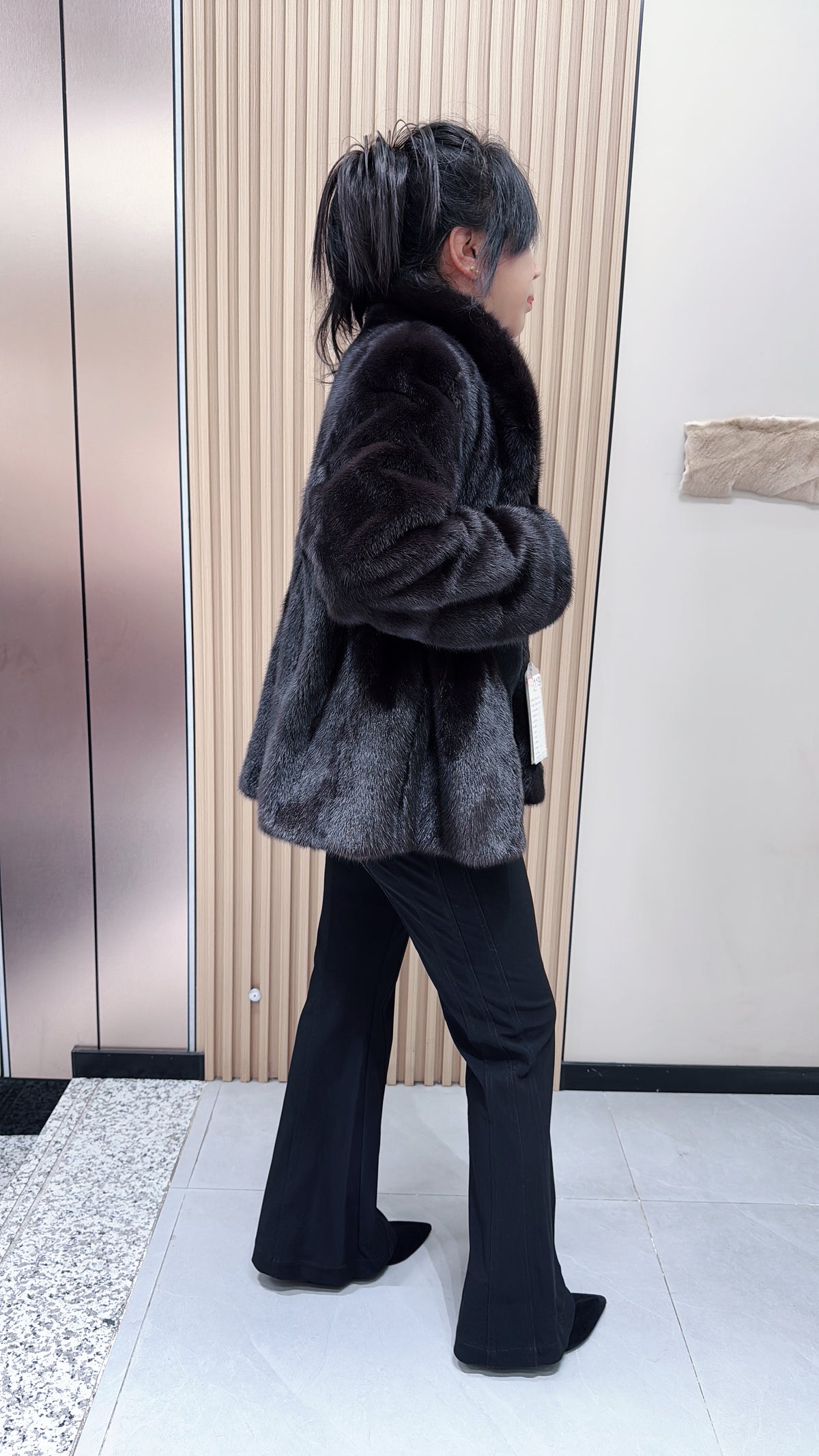 No. 119 Dark brown mink fur coat featuring a collar that can be worn standing up or folded down.