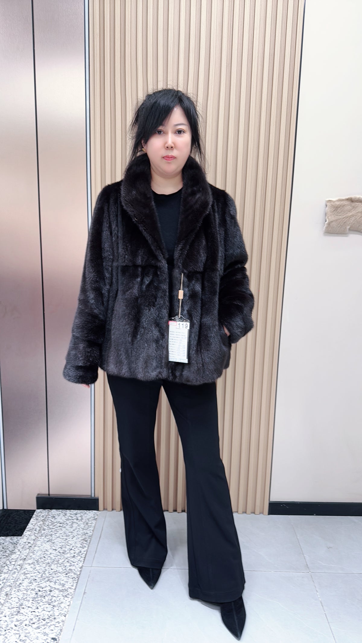 No. 119 Dark brown mink fur coat featuring a collar that can be worn standing up or folded down.