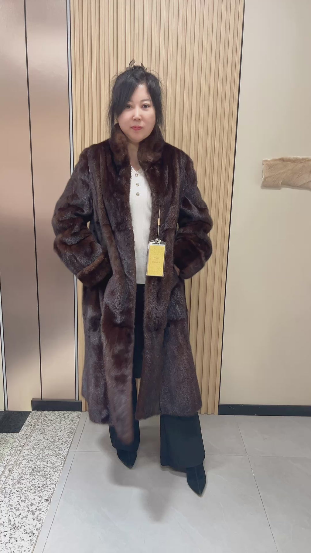 No. 158 Dark-toned mink fur coat featuring a stand-up collar and turn-up cuffs.