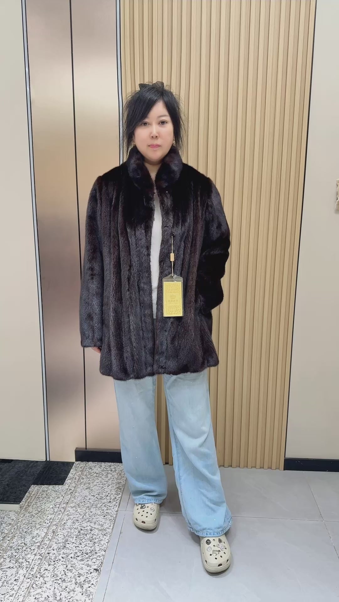 052 Brown mink fur coat with a stand-up collar design.