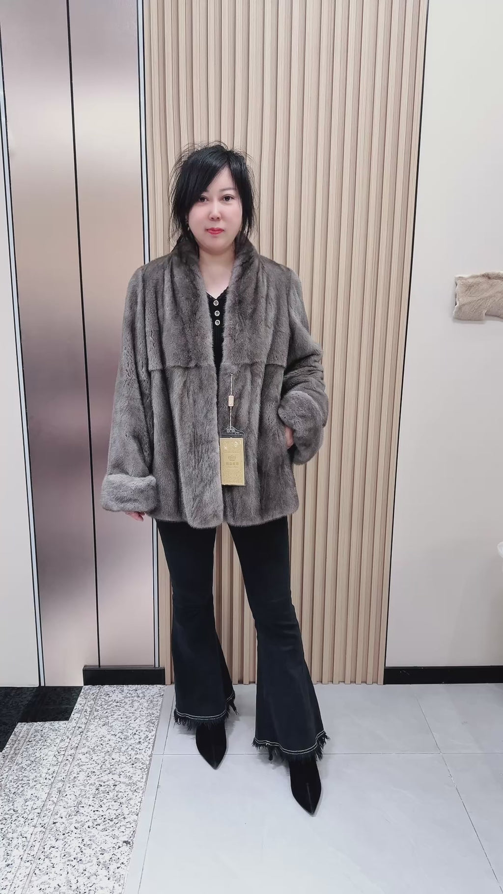 No. 085 Iron-grey V-neck mink fur coat featuring a folded-cuff design.