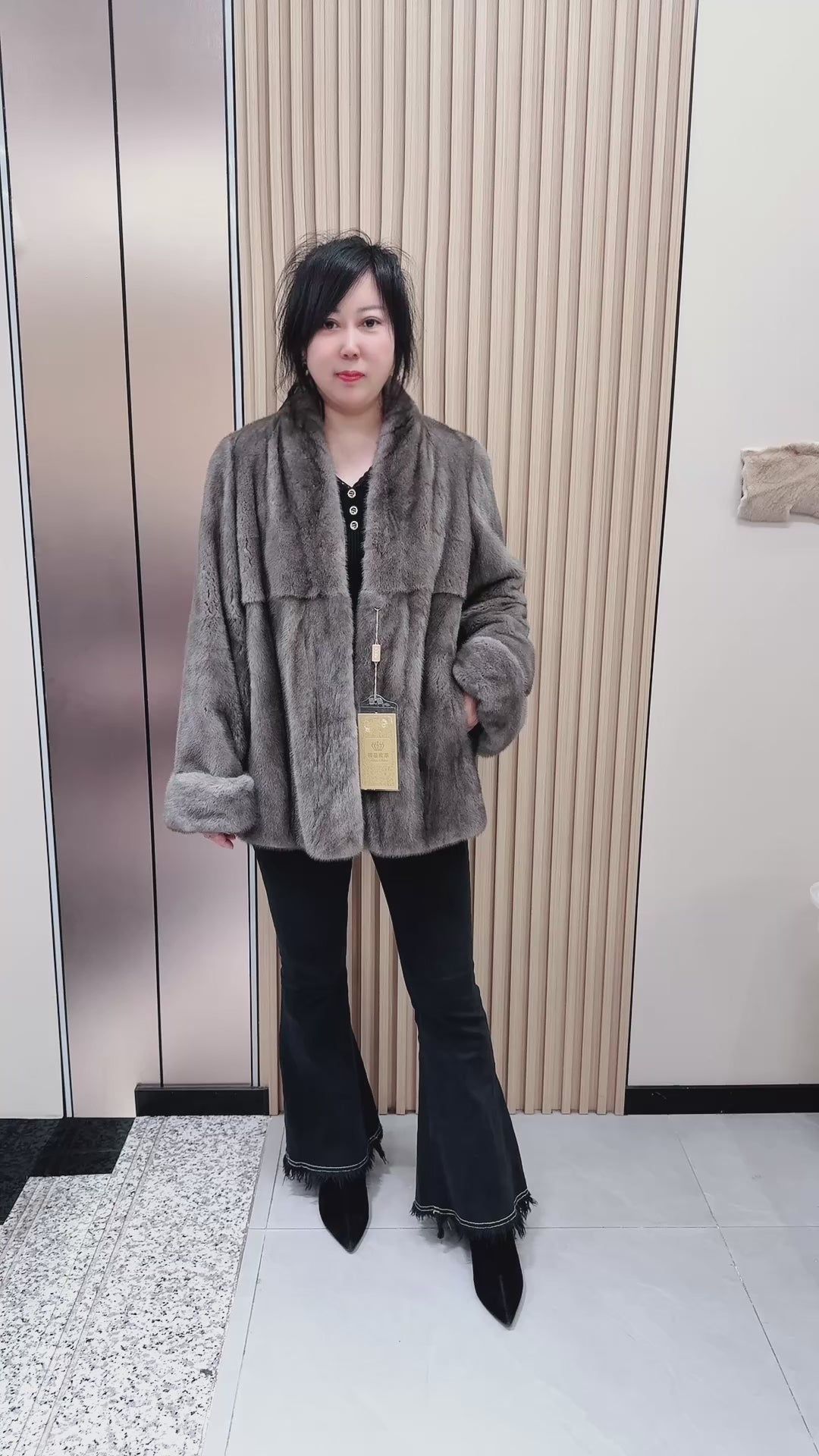 No. 085 Iron-grey V-neck mink fur coat featuring a folded-cuff design.