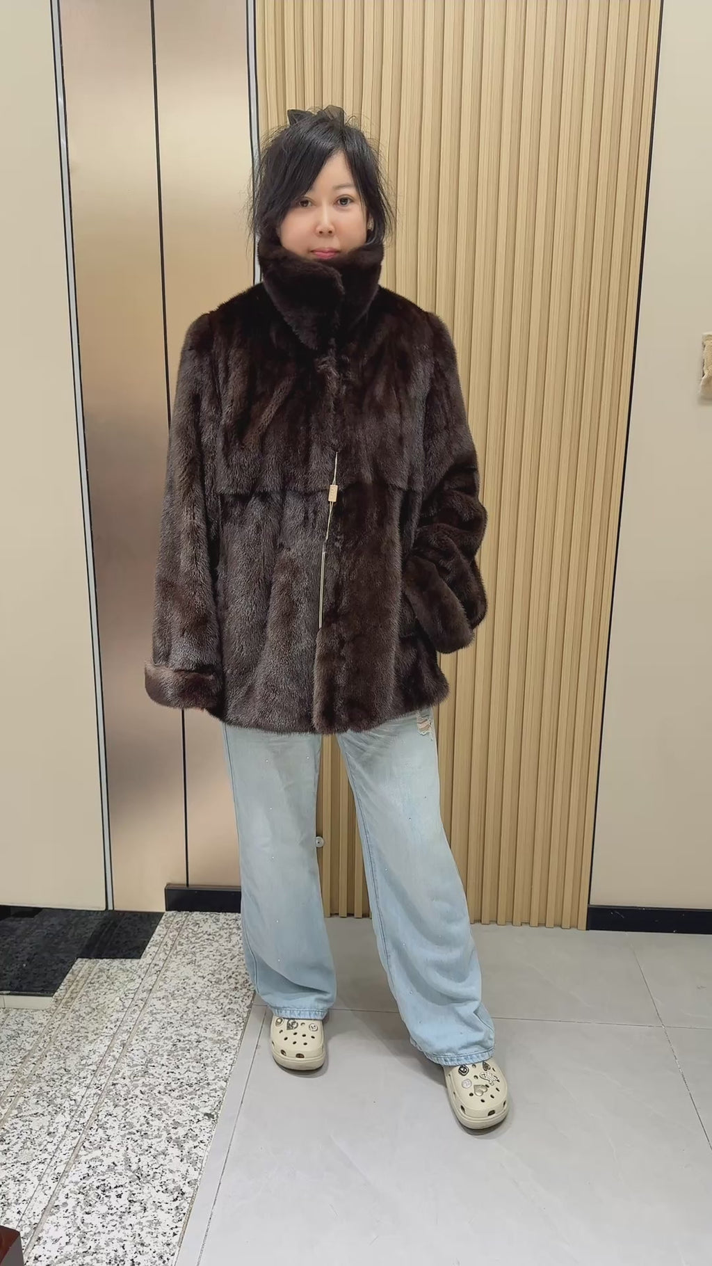 021 Brown Velvet-Finish Mink Coat with Lapel Collar and Cuffed Sleeves