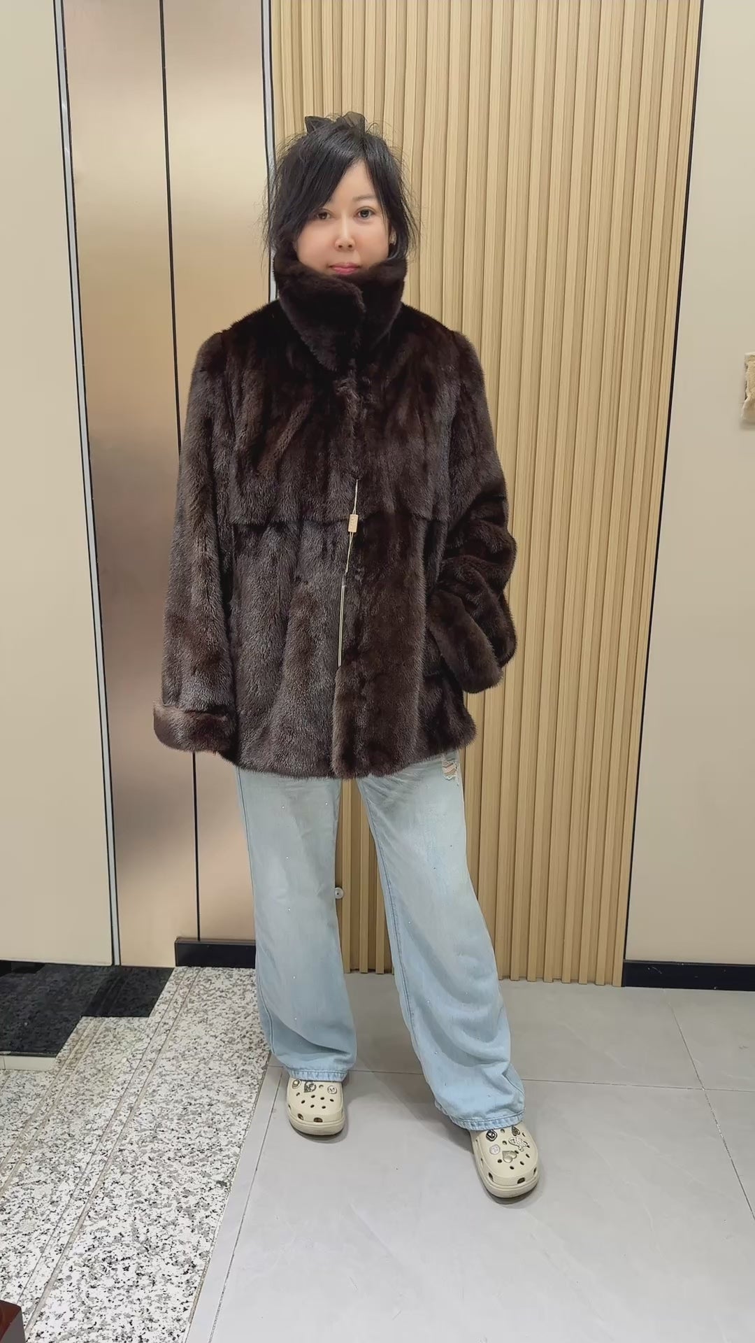 021 Brown Velvet-Finish Mink Coat with Lapel Collar and Cuffed Sleeves
