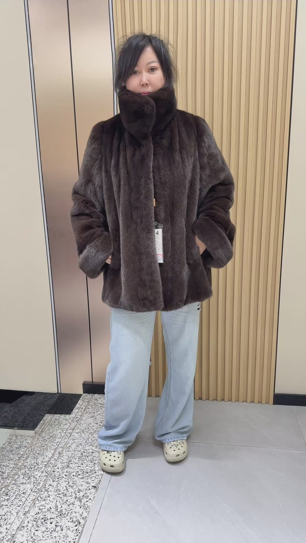 No. 014 Brown mink coat with large lapels and turn-up cuffs