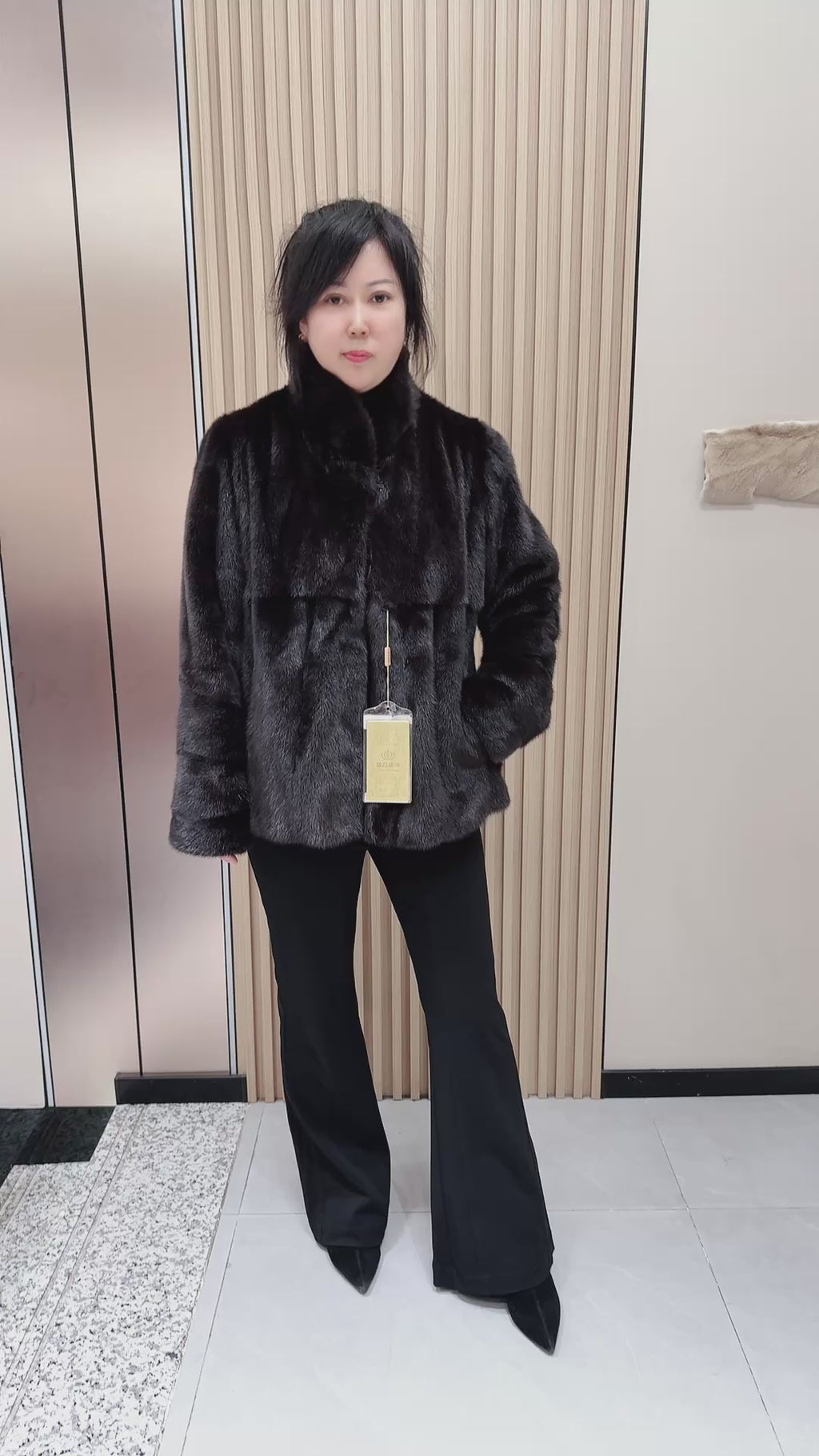 No. 119 Dark brown mink fur coat featuring a collar that can be worn standing up or folded down.