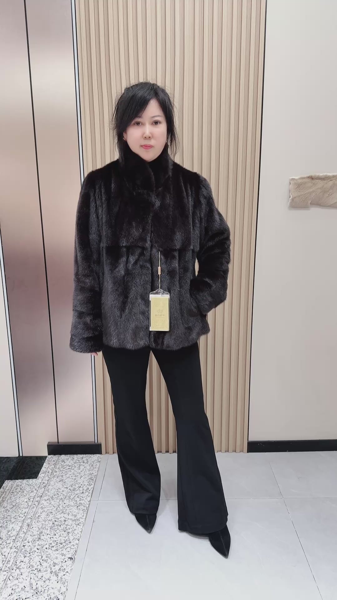 No. 119 Dark brown mink fur coat featuring a collar that can be worn standing up or folded down.