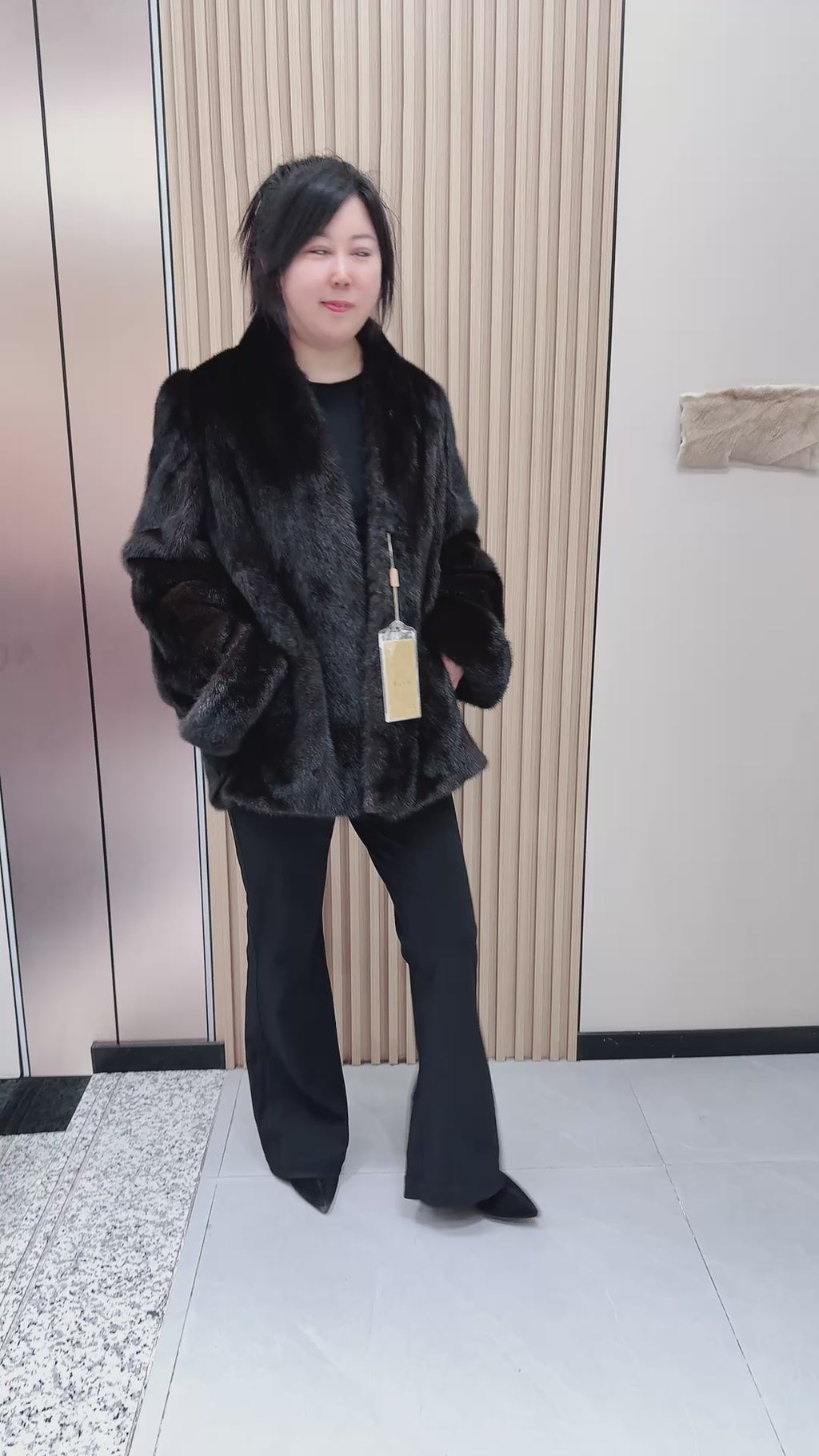 No. 100 “Maillard-style” mink fur coat, featuring a V-neck design and folded cuffs.